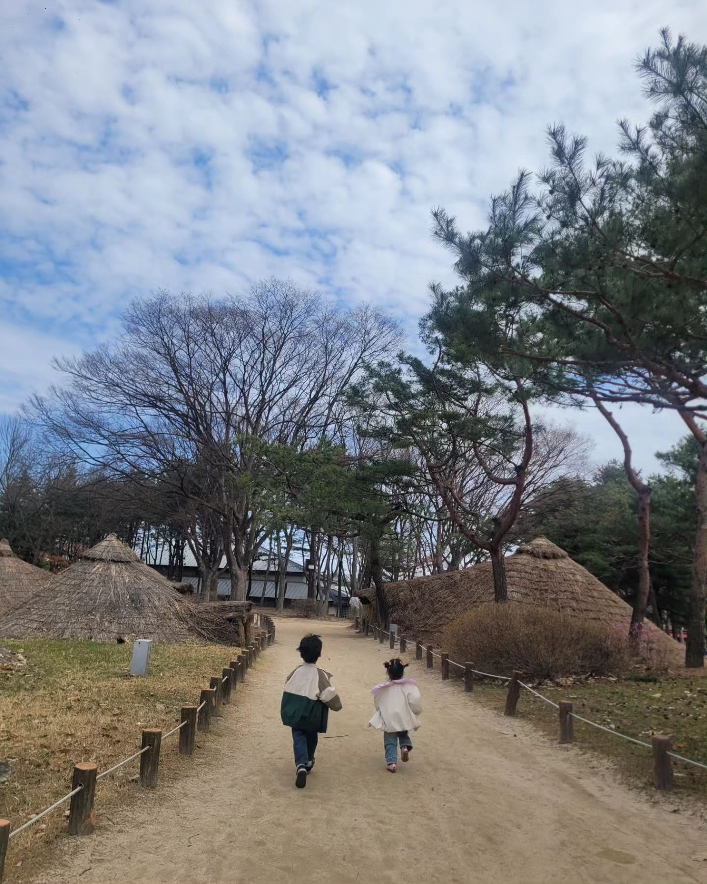 날이 무척이나 좋았던 주말🌞

#주말아이랑나들이 #아이랑박물관
#서울암사동유적 
#아이랑갈만한곳