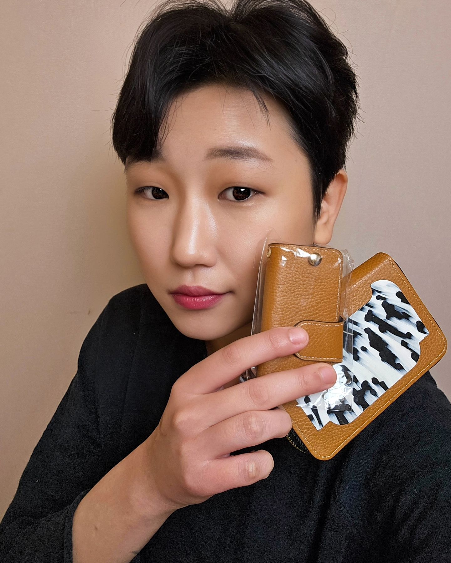 #제품제공 겨우 오랜만에 올리네요😂

바쁘고 아파서 죽을뻔...
카드지갑 디자인두 독특하구 실용성이 많더라구요💕

하도피곤해서인지.. 
눈에 쌍커풀처럼 주름생기고,
눈을 떠도 다 안떠지는 느낌인데 왜일까요?ㅎㅎ😥

아무튼 예쁜 선물 감사합니다!🤗

독감조심❗

#이벤트 #evevt