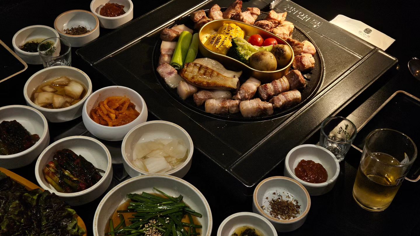 #광고 #협찬 

이미 #맛집 으로 소문이 자자한 #광안목 을 방문했어요! 🐽
역시 #광안리맛집 답네 👍 

#광안목 은 168시간 1차 에이징 후 
훈연그릴로 2차 훈연과 초벌 한 후 제공한다고 해요! 

#웨이팅필수 인이유가 있었네 고기는 쌀살녹고 야채들도 싱싱
파김치, 갓김치, 무생채까지 #밑반찬 도 #완벽그자체 

마지막에 먹은 #동치미국수 와 #치즈볶음밥 까지
너무 맛있게 먹었어요!!

저희는 뚜벅이로 방문 했지만 
차를 이용해서 오신다며 #광안신호주차타워 를 이용해주시면 되요! 
1시간이 1,000웡 지원해준다거 합니다!

#리뷰노트 #리뷰체험단 #맞팔환영 #협찬환영
