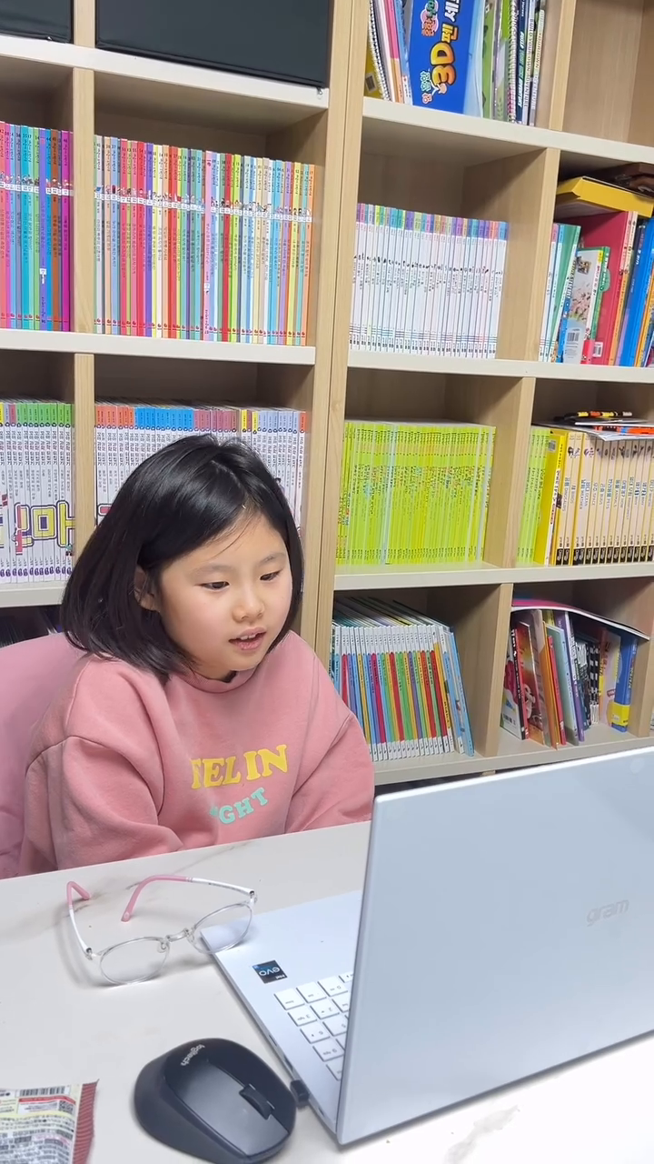 #체험 

여러 화상영어 프로그램을 알아보다가 
가입만하면 체험수업이 무료인
VIPKid 를 체험해 보았어요 

여자선생님으로 골랐더니 
엄청 꼼꼼하고 다정하게 아이와 대화해 주시더라구요

커리큘럼도 볼수 있어서 더 좋았던 것 같아요 
정규수업과 동일하게 웰컴수업이 이뤄지구요 
수업 후에는 관리선생님이 
우리 아이 레벨도 안내해 주시더라구요 

거기다가 렉사일 테스트도 1회 무료로! 
(요거 유로로 받는것도 힘든 테스트!)

가입시 추천코드 기입 후 체험수업을 마치면
3000원 할인권을 바로 드리고 (6개월이내사용)
수업권 결제하시면 2만원 할인권이 추후 지급되니 
추천 코드 잊지마세요~ 

*추천코드 : 4YCPLP882

제 프로필에도 가입링크 걸어두었어요>.< 

#어린이화상영어 #원어민화상영어 #유아화상영어 #엄마표영어 #영어홈스쿨링 #VIPKid #브이아이피키드 #VIPKid후기 #화상영어추천 #화상영어효과 #홈스쿨링 #9살화상영어 #9살영어 #책육아