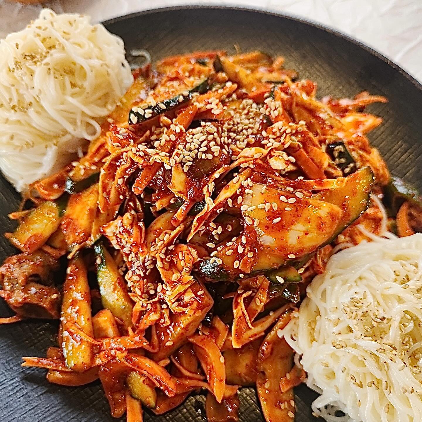 #은파해물왕파전 

군산 핫플하면 은파호수공원 아닌가요!

벚꽃보러 갔다가 은파해물왕파전 들러
왕골뱅이 듬뿍 호로록 골뱅이소면, 
해물야채 가득한 바삭바삭 해물파전 
거기에 바로 옆의 은파뷰🩵

내년 벚꽃 만개 했을때 또 다녀와야지! 

📍전북 군산시 은파순환길 76 광장해물파전
.
.

#은파광장해물왕파전#은파호수공원맛집#은파호수공원전집#은파호수공원파전#은파호수공원맛집추천#미룡동맛집#미룡동파전#은파유원지맛집#은파저수지맛집#군산벚꽃추천#먹스타그램#먹스타맞팔#먹팔환영