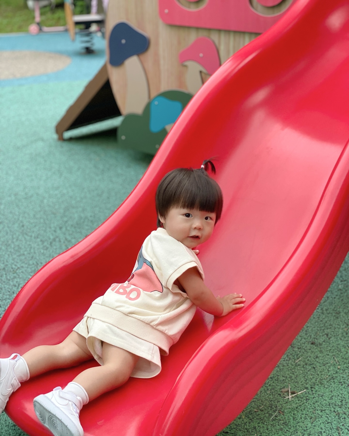 .
요즘 도준이랑 외출하면 머리때문인지
딸인지 아들인지 묻는 분들이 점점 늘더라구요 !
아들이라고 하면 다들 딸인줄 아셨다고,,🤭

도준이는 단발머리 하려고 머리 기르는중이랍니당 
더 크면 못할거같아서 열심히 기르고있는데
숱도 많아서 요즘은 머리에 땀이💦
머리 말리는것도 한세월 걸리고,,
아무도 시키지않았지만 아들도 엄마도 생고생중ㅋㅋㅋㅋ

사과머리🍎는 얼집쌤이 묶어주셨어요 
집에선 머리에 손만 대도 싫어하는데 이게 무슨일인지,,
키즈노트 보면 집에서랑 너무 달라서 내새끼가 맞나 싶네여🙄

#14개월아기 #육아기록 #아들육아