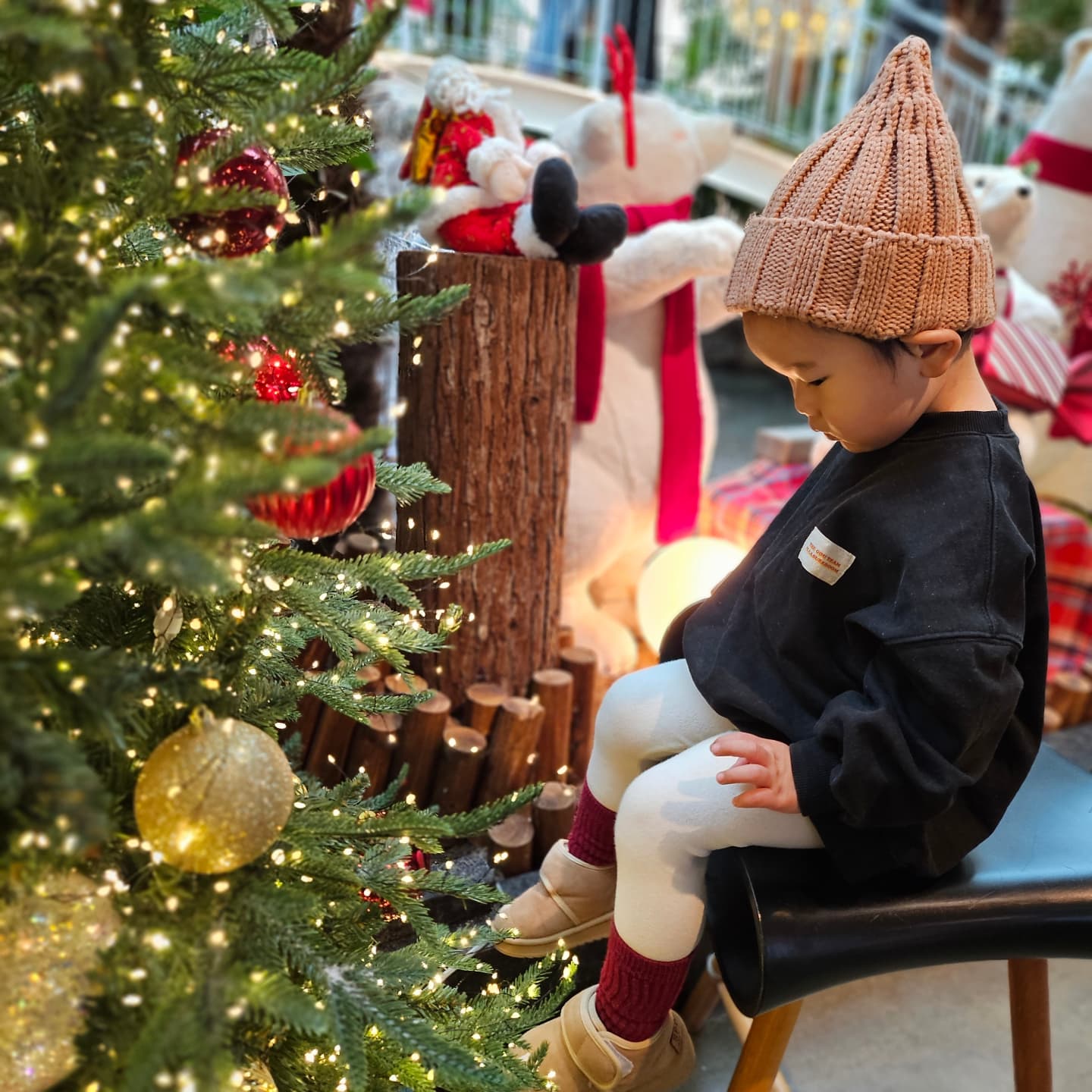 #인생888일차

미리 크리스마스 🎄

추운 날씨지만 집에만 있기 아쉬워
어딜갈까 고민하다 고른 곳!
크리스마스 장식이 너무 이뻐서 곳곳이 포토존이다 😍

구경하고 만져보고싶어 바쁜
야무를 찍기란 쉽지가 않았지만...
그래도 이정도면 이쁜 사진 많이 찍은 거 같다.. ㅎㅎㅎㅎ

선물 주는 산타할부지 얘기를 많이 해주고 있어서인지
무서워하려나 싶었던 산타 인형도 안 무서워하고
조명이랑 장식보며 "우와~~!!!" 소리내며 좋아한 야무 ㅎㅎ
내년에 같이 트리장식도 해보쟈~~🤗