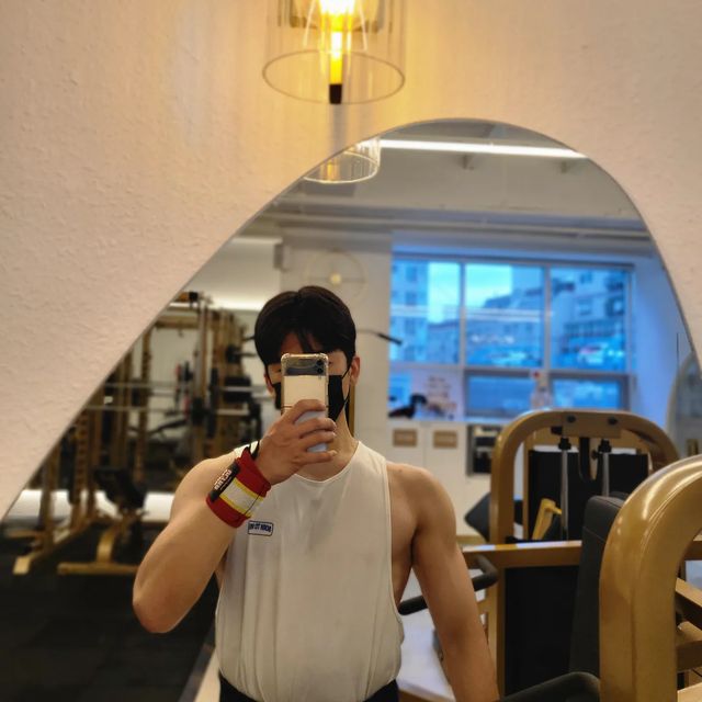 헬탱이💪 on Instagram: "탱하이루👋👋 #광고 #협찬 오늘 가슴운동 완료‼️‼️ 인클라인덤벨프레스+체스트플라이 10set 인클라인 스미스머신 체스트프레스+스퀴지 10set 6회 pt받는동안 너무