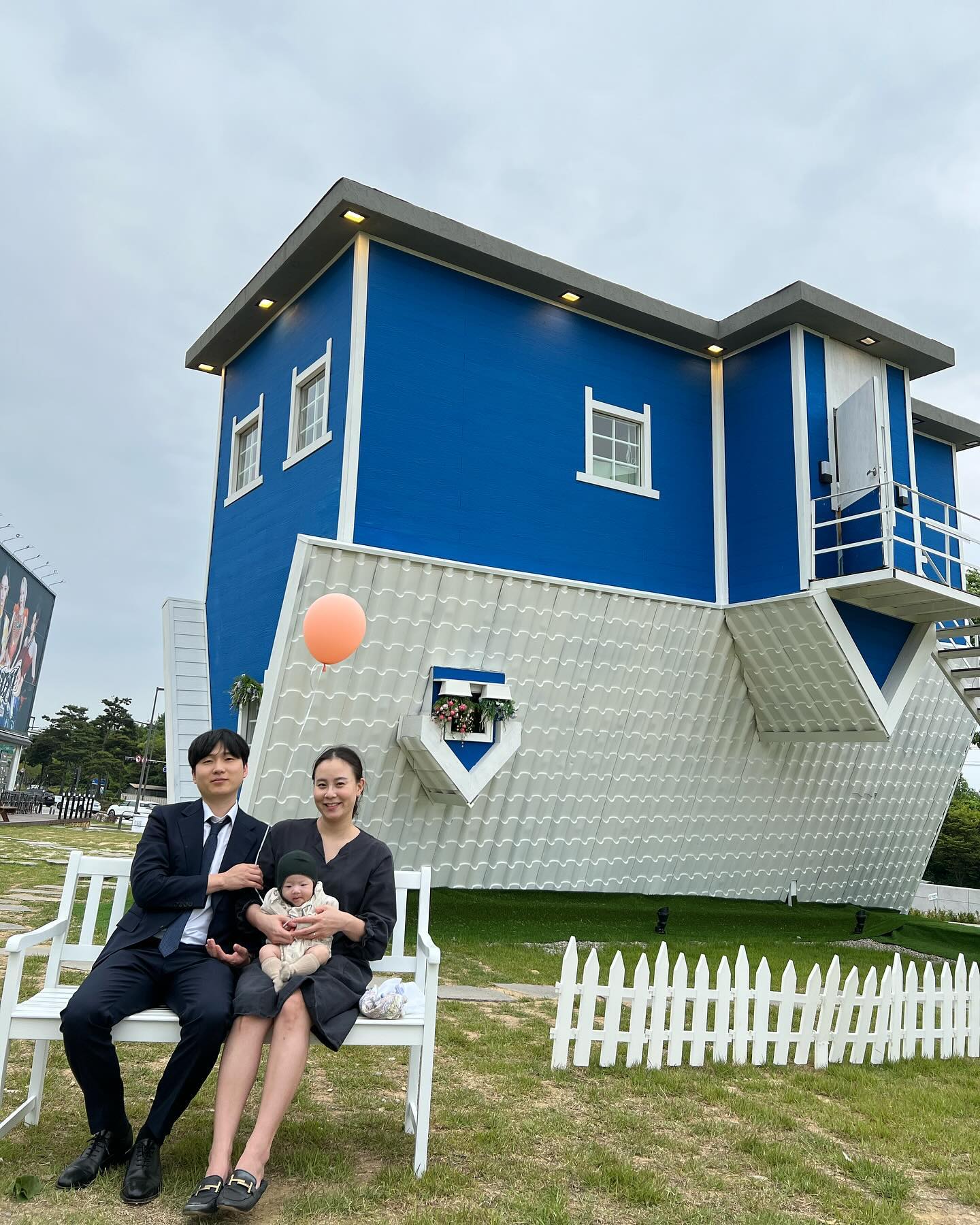 오늘은 거꾸로데이..
교회에서 내내 거꾸로 옷 입고있던 도희(아빠가 입힘 ㅡㅡ)
점심으로는 거꾸로 자라는 콩나물 국밥 먹곸ㅋㅋ 마지막엔 거꾸로 하우스 다녀옴 🏡 #거꾸로하우스