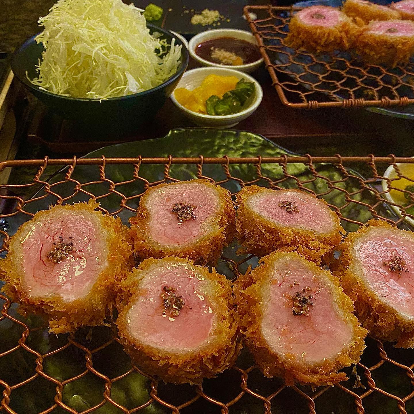 육즙 머금은 돈까스 정돈입니다🐖
수요 미식회에 나온 명품 돈까스 집인데요. 
저는 왕돈까스 보다 이런 두툼하고 바삭한 돈까스가 취향이더라군요🐷

정돈은 강남 홍대 등 서울 곳곳에 있는데.. 저는 여러 곳 다녀봤지만 홍대점이 젤 맛있었던거 같아요💜

특히 안심카츠는 와사비 얹어서 베어물면 부드럽게 잘리고 튀김맛이 담백해요🥰

근데 성수역이랑 더 가까워서 홍대에선 꽤 걸어야 하더라구요

그리고 카레는 엄청난 특별함을 찾진 못했어요!(그래도 맛은 있어요😀)

저보다 남자친구가 더 좋아하는 맛집!

추천메뉴:
안심카츠 15,000원

📍정돈 홍대점(서울 마포구 어울마당로 46)
🕐11:30-22:00 Open
오후 3시 ~ 5시 Break

.
.
#정돈 #돈까스 #서울맛집 #맛집 #홍대맛집 #서울데이트 #디마에 #돈까스 #정돈홍대점 #정돈메뉴추천 #서울돈까스 #일식맛집 #먹팔 #먹스타그램 #먹팔맞팔 
.