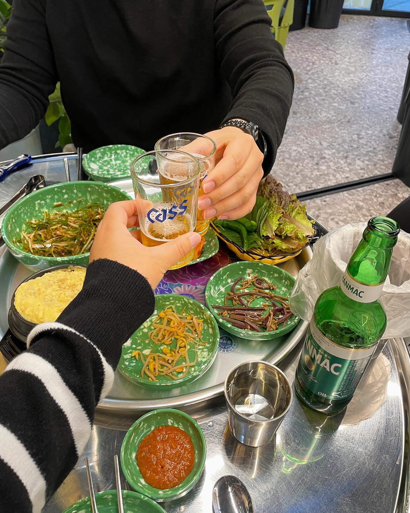 두 달 만에 먹는 냉삼🐷
술 안 좋아하는데 오늘따라 맥주가 꿀맛🍻

어릴 적 불돈생돈에서 아르바이트한 경력으로
셀프 볶음밥 만들어서 마무리했당🫶🏻
쓸데없는 경험은 없네🤣

#고생했어남편👨🏻 
#명절끝👏🏻👏🏻👏🏻👏🏻👏🏻👏🏻