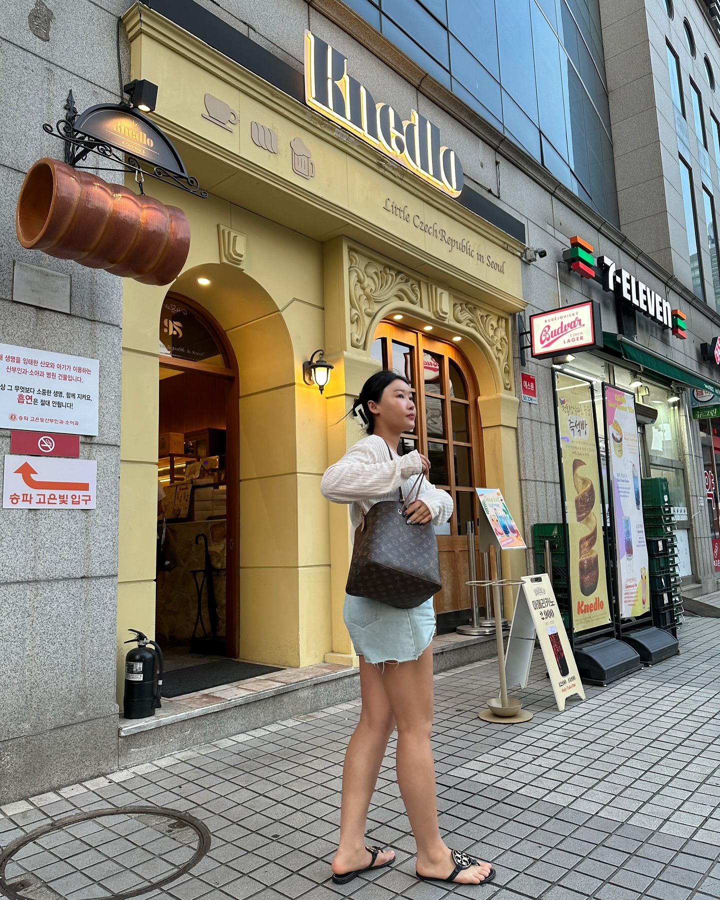 나빵알못인데 여기빵은 왜인지 알거가타..🥐
커스텀 끄네들로는 빵 맛별로 아니스크림 위에 올라가는 
소스나 토핑이 달라 아이스크림은 한가지베이스지만 
다른 빵을 구매한다면 여러맛을 볼수 있어요!

(아이스크림이 싫다면 생크림을 추가할수 있고 생크림이 
굴뚝빵속에 가득 들어가 있어 생크림 폭탄을 느낄수있음주의)
저는 갠적으로 생크림 아이드스크림 둘다선택추천✌🏻

📌서울 송파구 오금로 95 국제빌딩 끄네들로

#석촌호수카페거리 #잠실디저트카페 #잠실디저트맛집 
#잠실역근처카페 #석촌호수디저트카페 #석촌호수벚꽃카페 
#송리단길디저트 #송리단길카페 #송리단길디저트맛집