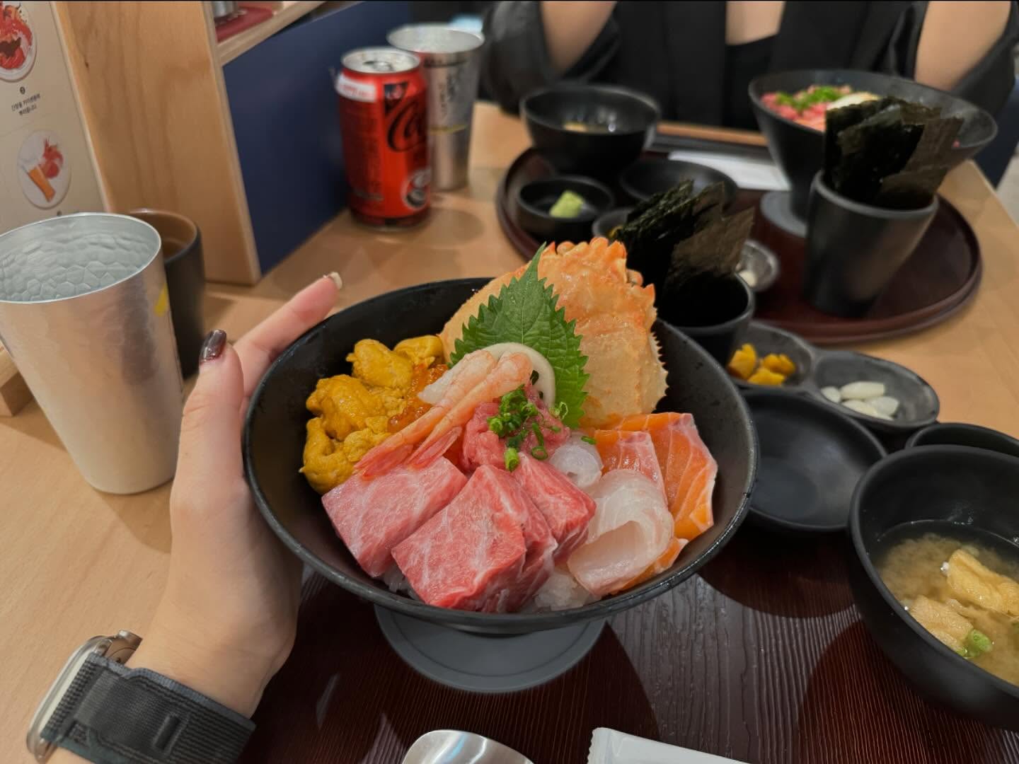 성게알이 너무 먹고싶어서 먹었는데…사실 이정도 가격이면 더 좋은거 먹는데 멀리가기는 귀찮고…더현대에서 걍 먹어버림 그래도 맛있었다🥲🍣🐟🐡🎣 우니 배 터지게 먹고싶다🙃
주영이 급 만나서 밥먹고 수다떨고… 🌟