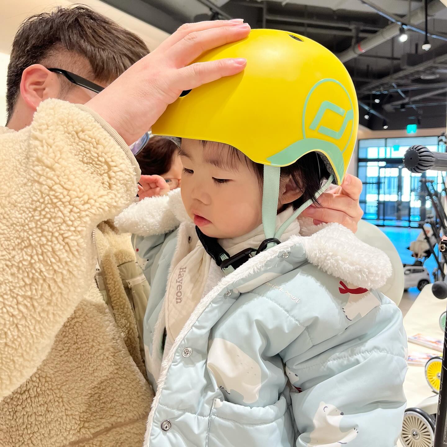 ᴴᵞ⁺⁵⁹⁷𖤐ˊ˗

오늘 아빠랑 엄마랑 하연이랑 셋이서 오랜만에👨‍👩‍👧❤️
오전부터 빠방이도 타고, 아빠랑 비눗방울놀이도 하고,
아기상어 풍선도 사고, 맛난것두 먹고, 까까도 많이 먹고,
옷도 사고, 신발도 사고, 킥보드도 사고, 
그리고 또 아이스크림도 먹어보고
누가보면 생일인줄🎉
동생 나오기전에 조금이라도 더 놀아보자!❤️
내일은 또 뭐하까 공주야✨

 ｡⋆ʜᴀʏᴇᴏɴ • 𝟷𝟿ᴍ 𝟽𝟾ᴄᴍ 𝟷𝟶ᴋɢ ˚ෆ*₊