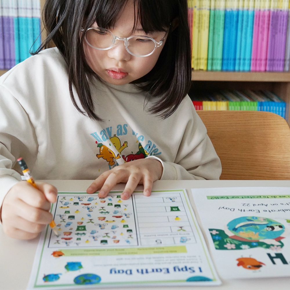 #협찬 camblykids.korea
원어민 화상영어 수업.
공부가 아닌 즐기며 선생님과 대화하는 시간이 되었어요.
캠블리키즈 원어민화상영어의 가장 큰 장점!
정규 커리큘럼 외의 선생님과 상담을 통하여
다양한 방법으로 수업이 가능하다는 점!
저희 아이는 커리큘럼대로 학습하는 방식보다는
선생님과 대화를 하며 30분동안 영어에 대한 흥미를 높이는
시간이 되었으면 좋겠다 생각했어요.
선생님께 제가 원하는 방향성을 충분히 설명드려서
아이와 즐겁게 대화하며 재미있는 학습이 가능하도록
다양한 커리큘럼으로 수업을 해주시고 계신답니다.^^
.
캠블리화상수업 시작 전, 아이는 선생님께
선생님이 계시는 영국에 대해 미리 정보를 찾아와
수업시간에 영국에 대한 이야기를 하기도 하고...
.
캠블리키즈 뉴스레터를 먼저 학습한 뒤
수업시간에 활용하기도 해요.
.
딱딱한 영어수업이 아닌
즐기면서 하는 신나는 영어수업이 되었답니다.
.
서로 함께 만들어가는 캠블리키즈 원어민화상영어수업!
앞으로도 즐겁게 수업을 계속 했으면 좋겠네요!
.
엄마표영어 화이팅!
.
<캠블리키즈 할인쿠폰으로 할인 받는 방법! >
코드 기입 후 결제 시 처음 한 달 수업을 50% 할인받는 코드입니다.
.
주 2회, 3회, 5회 수업 상관없이 할인이 적용됩니다.
.
1개월 플랜 구매시에는 50% 할인이 적용되며,
.
3개월, 12개월 플랜 구매 시에는 첫 달만 50% 할인이 되고,
이후 두번째 달부터는 캠블리가 제공하는 기본 할인이 적용됩니다.
.
이 코드는 중복 할인이 불가능하며, 최초 1회만 할인 받을 수 있습니다.
.
캠블리키즈 홈페이지 / 모바일 하단 '프로모션 코드' 란에 코드를 입력하고
'코드 적용 성공'이 되면 할인된 가격으로 결제 가능합니다.
.
랜딩페이지로 들어가서 구매하시면 할인이 자동 적용됩니다.
플랜 구매시 유의사항은 랜딩페이지 안 링크로 확인하실 수 있습니다.
.
아래 링크 클릭하셔서 구매도 가능하고
링크 클릭하셔서 바로 캠블리키즈를 활용해 보세요!
.
https://try.cambly.com/2307ambassador/?CODE=키즈사랑할인5
.
#캠블리키즈 #camblykids #어린이화상영어 #9살화상영어 #키즈화상영어