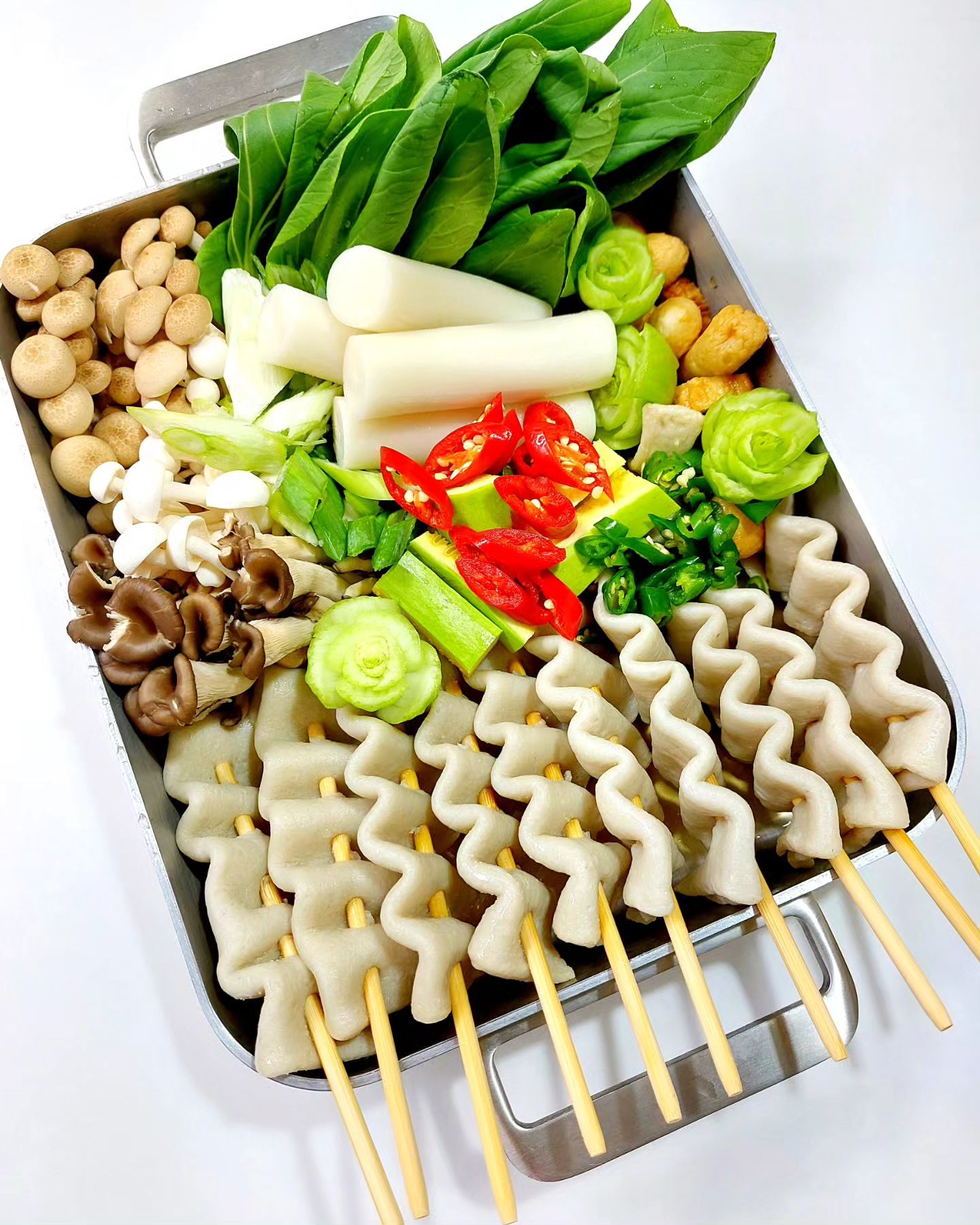 #제품제공 #아빠식당 #아빠식당서포터즈 #모듬어묵탕 #꼬치어묵 #어묵탕 #쉬운요리 #밀가루없는어묵 #우라쌀꼬치어묵 #간단밀키트 #어묵밀키트 #캠핑요리 #홈포차 #NO밀가루  #맛있는어묵탕 #문어소라솥밥 

저녁 메뉴로 아빠식당 모듬어묵탕과 꼬치어묵으로 시원한 어묵탕 끓여 솥밥이랑 같이 먹었어요~ 

물만 부으면 되니 얼마가 간편한지요~

다른 해물 하나도 안들어 갔는데 국물이 끝내 주네요.
꼬치어묵은 우리쌀로 만들어 밀가루가 안들어가 식감도탱글  위에 부담 없어 좋구요~

비오는 날 어묵탕 너무 굿초이스 였네요~~

캠핑 갈때도 간편하게 들고 가기 좋겠어요~

🍡 우리쌀 꼬치어묵

✔️ 밀가루 사용 NO

✔️ 어육함량 80%

✔️ 우리집 술안주

✔️ 갬성캠핑

✔️ 갬성홈포차

✔️ 꼬치 10개 + 소스 2팩

➡️➡️➡️ hg_food_

□ 밀가루 없는 모둠 어묵탕 : https://smartstore.naver.com/hojaefs/products/6329430227
□ 밀가루 없는 우리쌀 꼬치어묵 : https://smartstore.naver.com/hojaefs/products/7582160334

내일 부터 연휴니 그냥 좋네요~
햅삐 하루 보내세요😁😁😁

#일상그램 #푸드그램 #먹스타그램 #쿡스타그램 #좋아요 #존맛탱 #주부그램 #온더테이블 #좋반 #집밥 #맛있다그램