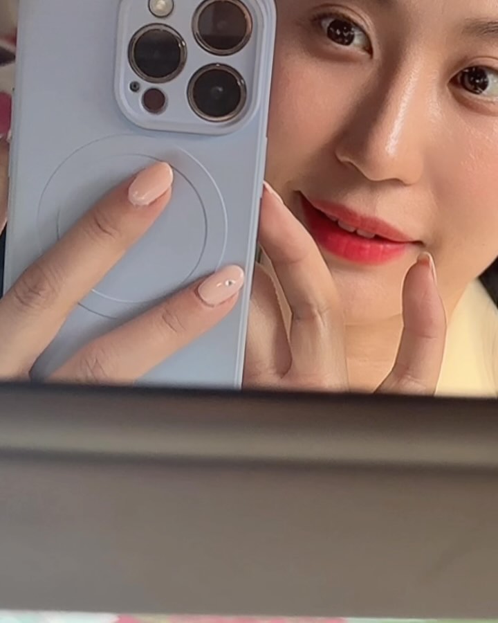 매트한 립틴트예요 🫶🏻
평소에 매트한 립제품을 좋아해 자주 바르는데요~
아무래도 매트한 립제품들은 일반 립제품보다는 건조하다보니
없던 주름도 더 부각이 되어 보이죠…

하지만 이번에 사용해본
▪️블랙루즈 에어핏 벨벳 틴트 - 잘말린 무화과▪️
웜톤인 제 피부를 영상에서처럼 밝고 화사하게 만들어 줘요.
무겁지 않은 텍스쳐라 각질 부각도 덜되는데 또 지속성은 오래가요?🥰

아침에 출근전에 바르고,, 점심먹고 오후에 커피에 간식까지 먹었는데
입술이 지워져서 창백해 보이는 걱정 덜었네요😆
여자들이라면 공감하시죠👍🏻

바를때 우선 소량을 입술 안쪽에 살짝 발라줘요,
그런다음 음파~음파~를 이용해 입술 바깥쪽까지 자연스럽게 브렌딩될수 있게 또는 손으로 주변까지 발라주면 입술이 물든듯 자연스러우면서 이쁘게 바를수 있답니다^^!!

#제품제공 #블랙루즈#에어핏벨벳틴트#벨벳틴트
#매트립 #매트립추천 #립틴트 #웜톤메이크업 #쿨톤립 #웜톤립
#틴트추천 #뷰티인플루언서 
#착붙#매트틴트#팀트맛집#퍼스널컬러 #립추천