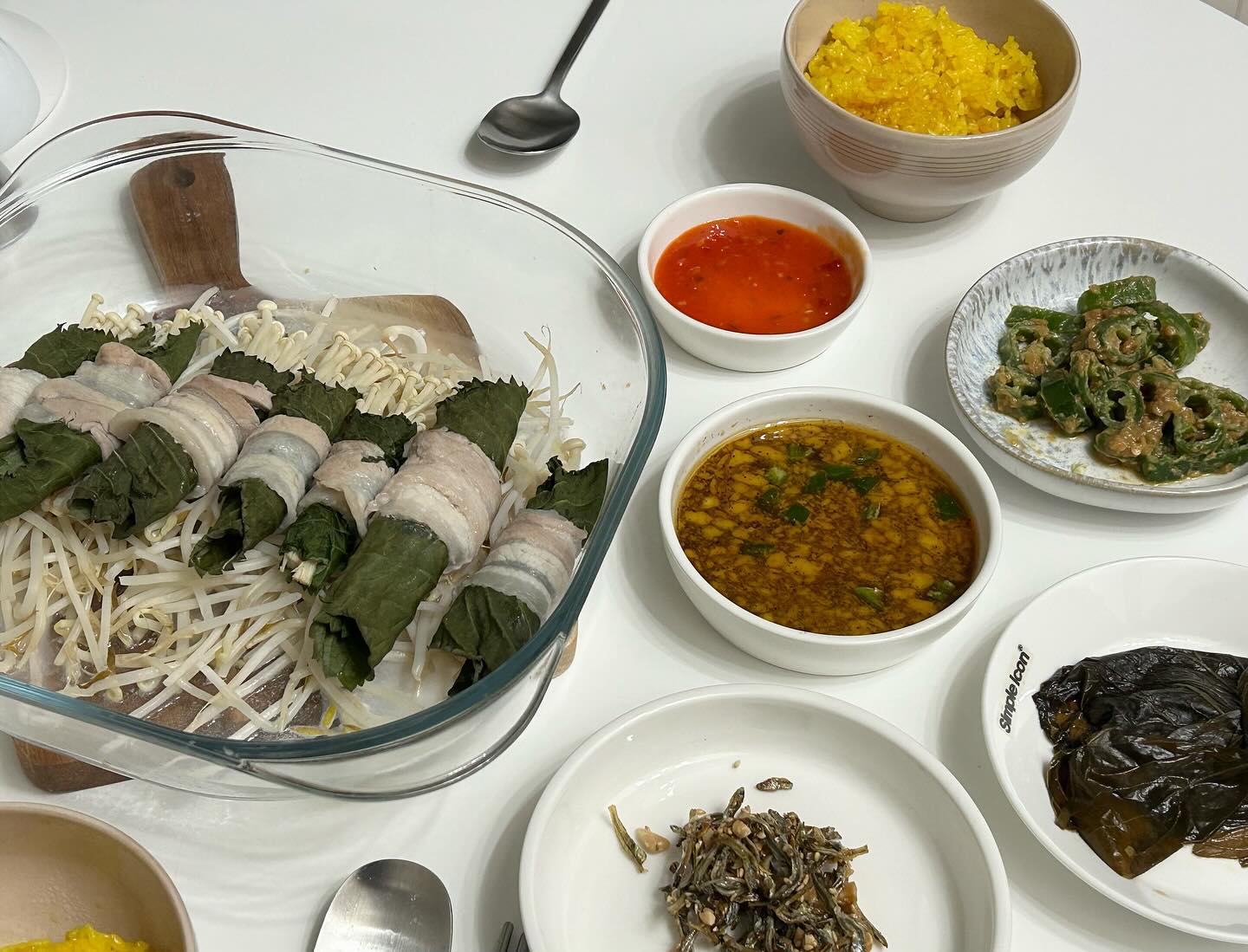 강황 넣은 밥과 함께
오랜만에 건강한 집밥! 🤍

대패삼겹살, 팽이버섯, 깻잎 사다가 
빠르게 휙- 만들어본 대패삼겹찜이에요. 

광파오븐 스팀 찜 기능을 활용했더니
익히는 시간이 꽤 걸렸던,, 🥲

👩🏻‍🍳 대패삼겹찜 
• 재료 : 깻잎, 대패삼겹, 팽이버섯 
• 레시피
1. 대패삼겹을 세로로 뉘어주고 
2. 깻잎의 뒷면을 위로 
3. 팽이버섯 넣고 돌돌 말면 끝! 

소스와 레시피는 
bobpro__ 밥프로디테님 레시피에요-👍🏻

#삼겹숙주찜 #대패삼겹찜 #버섯찜
#건강한집밥 #건강한레시피 #집밥레시피
#대패삼겹살요리 #삼겹찜 #삼겹살요리 
#대패삼겹살 #강황밥