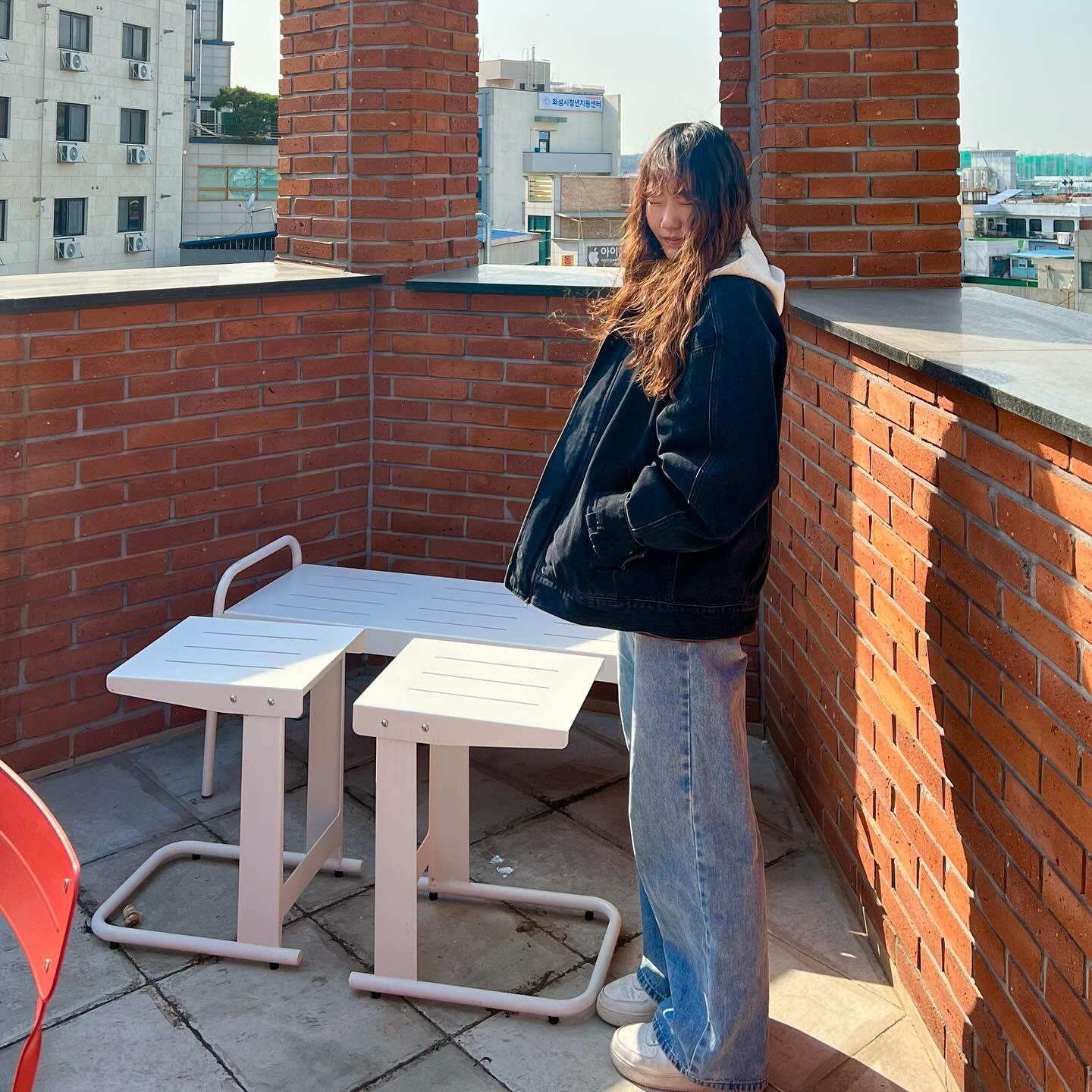 뽀글머리
18살 이후로 처음 한 파마 12년만에 한 파마가 무려 히피펌(인데 처음 해보는 사람은 부담스러울거라고 굵게 해줬다.)
빙상장 가서 스케이트 타기로 해놓고 날씨 좋다고 카페가버린 사람
+나는 빨간색 하트에 있는 블로섬 갖고싶었는데 저걸 뽑아버렸네
