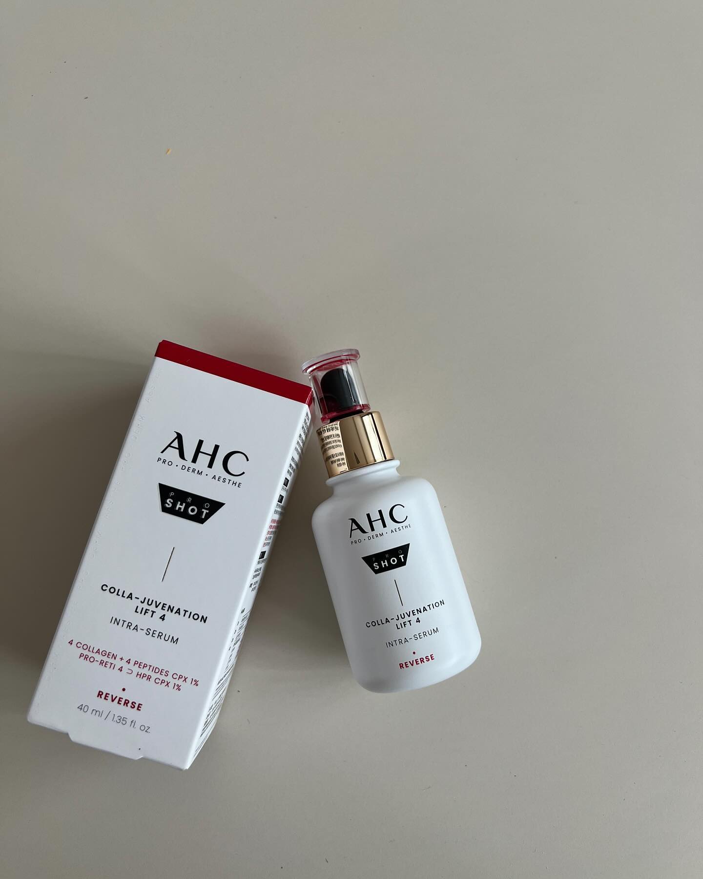#협찬 

AHC 프로샷 콜라쥬비네이션 리프트 4 인트라 세럼
주름개선에 효과가 좋은 제품이라는 세럼 !! 
리프팅부스터라고 해서 사용하면 4주만에 리프팅이 된다는 ㅎㅎ

일단 리프팅이 되면 피부도 그렇고 인상 자체가 어려지는거 아시나요?
이제품은 특히나 미세주름, 모공타이트닝, 피부치밀도, 리프팅까지 
어려보일수 있게 만들어주는 구성요소 !! ㅎㅎ

4주정도 꾸준히 사용해주면 리프팅이 된다는 제품인데 
사용방법은 매우 간단해요, 
얼굴과 목에 세럼을 떨어뜨린다음
피부를 끌어올리듯이 마사지하며 펴발라 주면된다고해요 

저도 4주동안 꾸준히 사용해서 리프팅 시켜보려구욯ㅎ

#광고 #글로우픽체험단 #글로리그램 #AHC #바르는리프팅 #4D리프팅프로샷 ahc.official glowpick_official