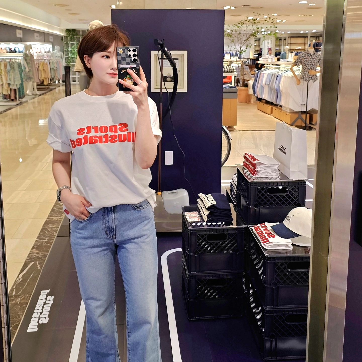 #협찬 #sportsIllustrated 
🇫🇷7월 개최될 파리올림픽에서 모티브받은 24SS SUMMER 컬렉션을 볼 수 있는 #스포츠일러스트레이티드 팝업!

프랑스 국기 색상처럼 세 가지의 컨셉을 설정해 올림픽을 대표하는 종목들 중 3가지를 선정했다는,,, ! 싸이클, 테니스, 펜싱의 종목 각각의 무드를 담아 프랑스만의 감각적인 색채가 어우러진 컬렉션을 볼 수 있는데요😎😎

SI만의 스포티한 캐쥬얼패션으로 표현한 프렌치 무드의 SI 24 SUMMER 컬렉션을 만나보러 가세요!🤺🎾🏅

📌 현대백화점 중동점 5층 남성복층 팝업공간 (5.21 ~ 6.2)
#SportsIllustratedfashion #스포츠일러스트레이티드패션 #스트릿패션 #ootd #outfit #캐쥬얼 #캐쥬얼룩 #데일리룩 #데일리룩코디 #팝업스토어 #팝업