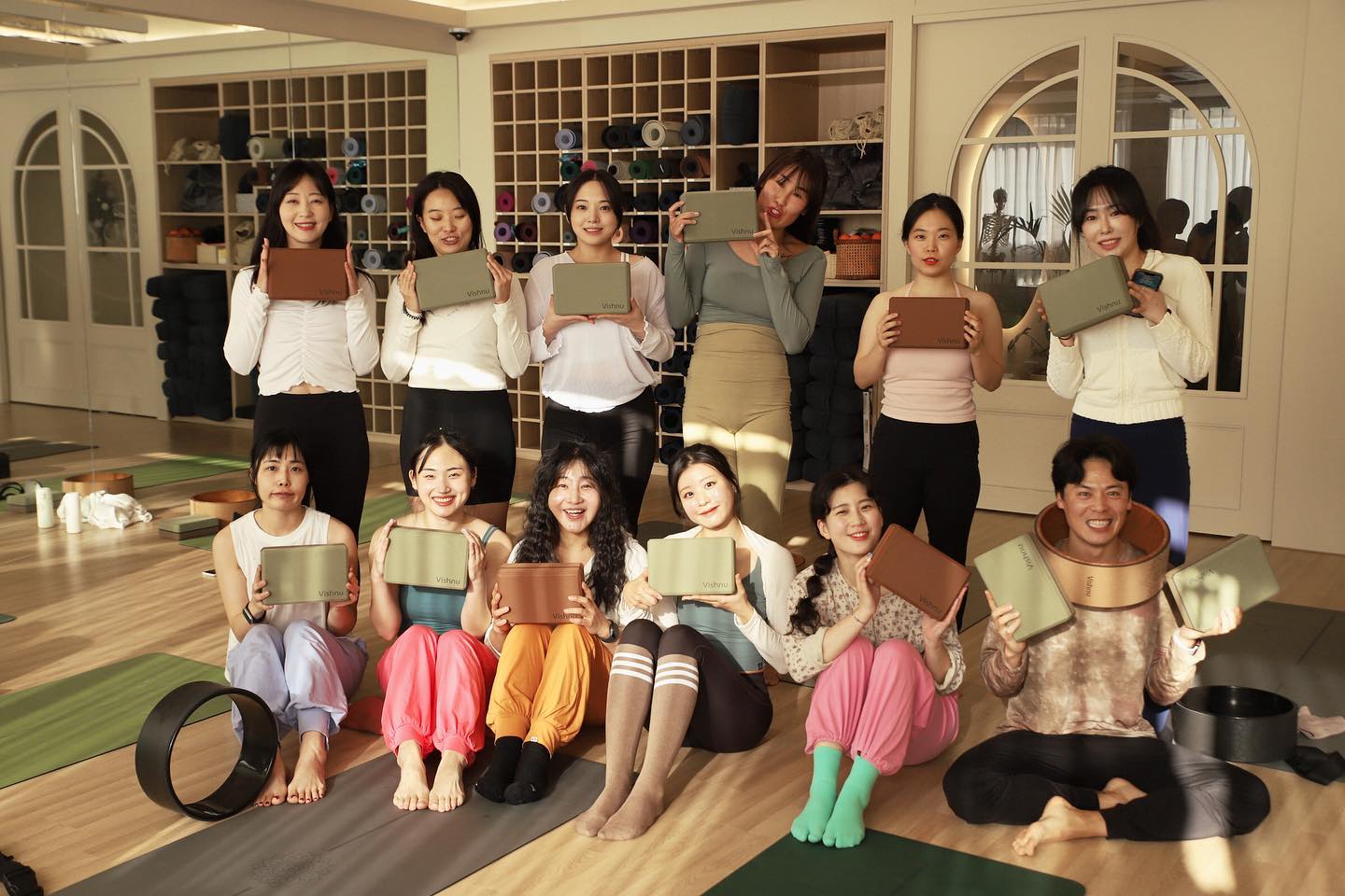 #요가는역시힐링힐링💗

요가 도구의 매력에 푹 빠지고,
쁘렘요가 수연선생님의 매력에도 푹 빠진 날.
마지막 단체사진 찍을 때도 쌤 옆에 찰싹 ㅎㅎ

모범생 자리 꽤나 좋아하는 편 <3

🫶🏻 vishnu_yoga_kr 
🫶🏻 premyoga_ 
🫶🏻 _momerang