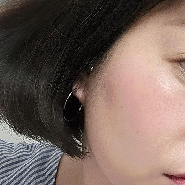  쿸소 on Instagram: "#광고 고기능 헤어케어 브랜드, 힐링버드의 리바이브 노워시 트리트먼트를 소개해요.

🧸 데미지 리페어 #뿌리는영양앰플
염색 또는 탈색모거나 손상으로 인해 빗질이 어려운 모발에 추천하는 데미지 리페어!
씻어내지않는 간편한 노워시 타입의 촘촘하고 미세한 분사력으로 떡짐 걱정없이 깔끔한 사용이 가능해요.
손상되어 거칠어진 모발 틈 사이로 풍부한 영양앰플이 쏘옥~ 모발 한올 한올 딥 데미지 케어가 가능한 제품으로, 보다 매끄럽고 엉킴없는 빗질이 가능하실꺼에요.

🧸 울트라 샤인 #뿌리는윤기세럼
힘없고 얇은 모발에 세럼+오일 2층 구조로 더블 윤기 케어! 
뿌리기만하면 산뜻한 영양감과 윤기가 느껴지실꺼에요.
오일 코팅막으로 찰랑 윤기코팅, 세럼층으로 큐티클 사이사이 수분가득 충전해주는 제품!

🧸 딥 모이스처 #뿌리는수분크림
부스스한 모발을 촉촉하게! 뿌리기만 하면 수분감이 가득 느껴지실꺼에요.
8가지의 히알루론산과 세라마이드가 함유된 크림 + 수분의 2층 구조로 딥  수분 레이어링 제품이에요.
젖은모발 또는 마른 모발에 수시로 뿌려 건조함 걱정없이 차분하고 촉촉하게 수분 공급해주세요.

저는 펌기가 남아있는 부시시한 손상된 모발이다보니 깊은 데미지 케어가 가능한 데미지 리페어가 딱이더라구요!
마른 모발에 1-2회 정도 뿌려주니까 시트러스 향과 우디향이 은은하게 감돌면서 금방 차분해져서 넘 좋았어요✨️
무엇보다 손에 묻히지않고 깔끔하고 간편하게 수시로 케어할 수 있다는 점이 너무 마음에 들었답니다..🤎

#15그램 #15그램뷰티 #15그래머 #힐링버드 #리바이브노워시트리트먼트 #데미지리페어 #울트라샤인 #딥모이스처 
#노워시트리트먼트 #다시부드럽게 #올리브영트리트먼트  #올영세일  @healingbird_official"