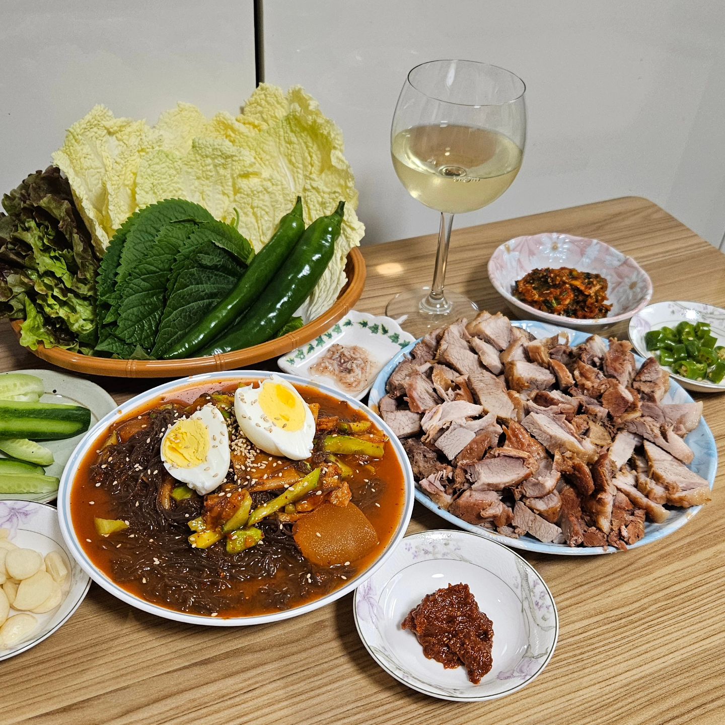 2024년 1월1일🐉 저녁메뉴는🤔
내가 직접 삶은 보쌈🐖🍖과 
직접 양념소스 만든 막국수🍜
보쌈집  따라 해봤는데🤣
맛 성공!😚😋 싹싹 다 비웠답니다. 🤤

#보쌈 #보쌈삶기 #막국수🍜 #보쌈막국수 #집요리 #집요리그램 #집요리스타그램 #홈쿡 #홈쿡그램 #홈쿡스타그램 #홈요리스타그램 #홈요리 #홈요리그램