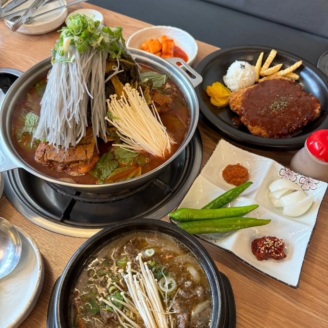 .
본가왕뼈감자탕 첨단점 
광주 24시간 감자탕 맛집 첨단 본가왕뼈
울 지인들이 가장 사랑하는 집! 
24시간인것도 좋은데 매장도 넓고 깨끗하니
모임하기 정말 괜찮아요.
룸도 여러개 있고 화장실도 매장안에 있음. 
무엇보다 감자탕이랑 뼈찜 진짜 맛있어요! 
저녁에 모임하고 다음날 해장하러 또 다녀왔다구요!
정말 대박맛집 찐인정👍
.
.
.
#본가왕뼈감자탕첨단점 #본가왕뼈감자탕 #첨단맛집 #광주맛집 #광주24시간맛집 #첨단감자탕 #첨단해장맛집 #첨단해장국