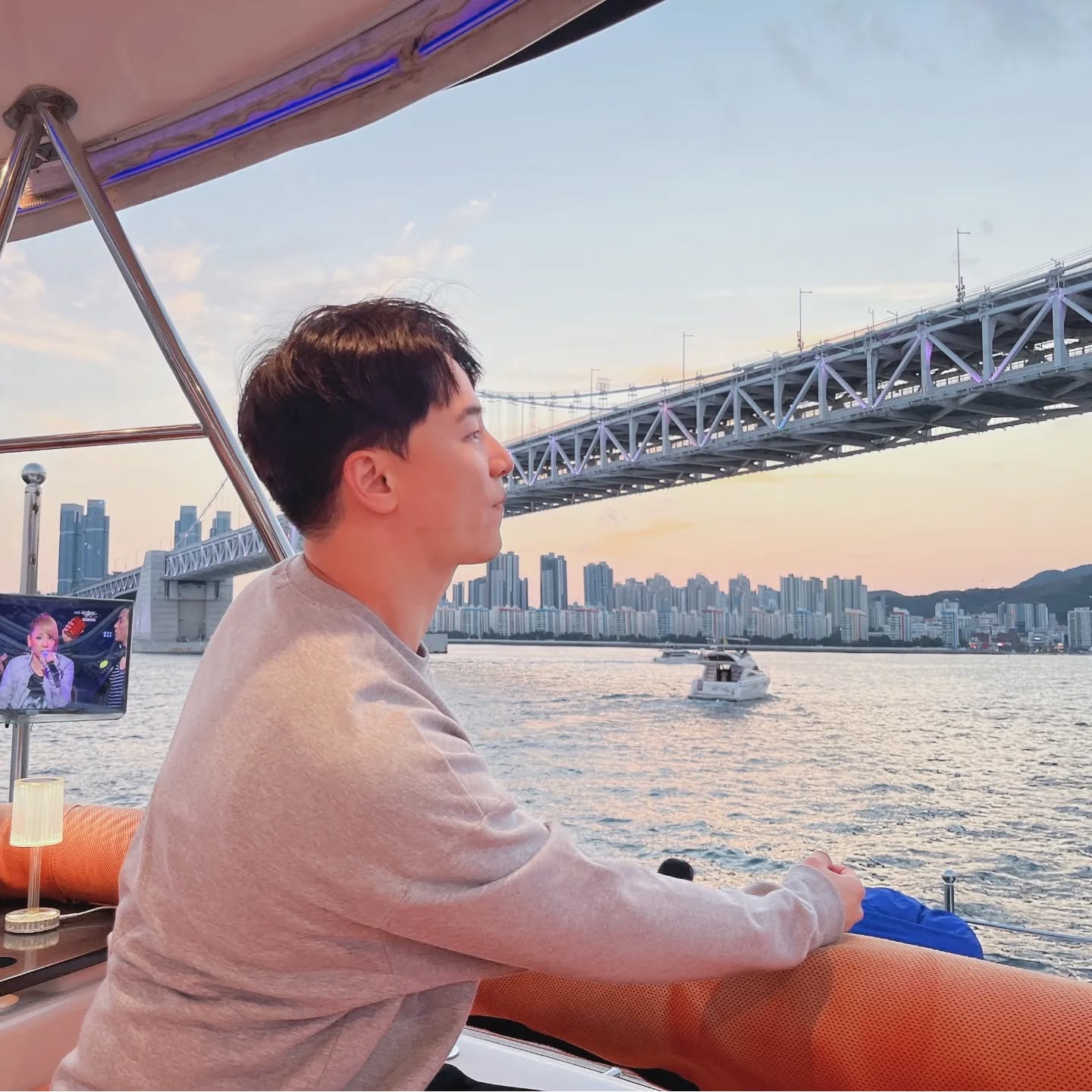 요트에서 본 광안대교 그리고 노을🌅
2NE1 감성 한스푼
Enjoying Busan on a yacht
.
.
#부산여행 #광안대교 #busan #2ne1
.
.
#doctor#dentist#korean#selfie#selca#daily#physique#travel#ootd#오오티디#운동스타그램#dailylife#먹스타그램#korean#kpop#korea#dentist#치과의사#의사스타그램#golf#골프#골린이