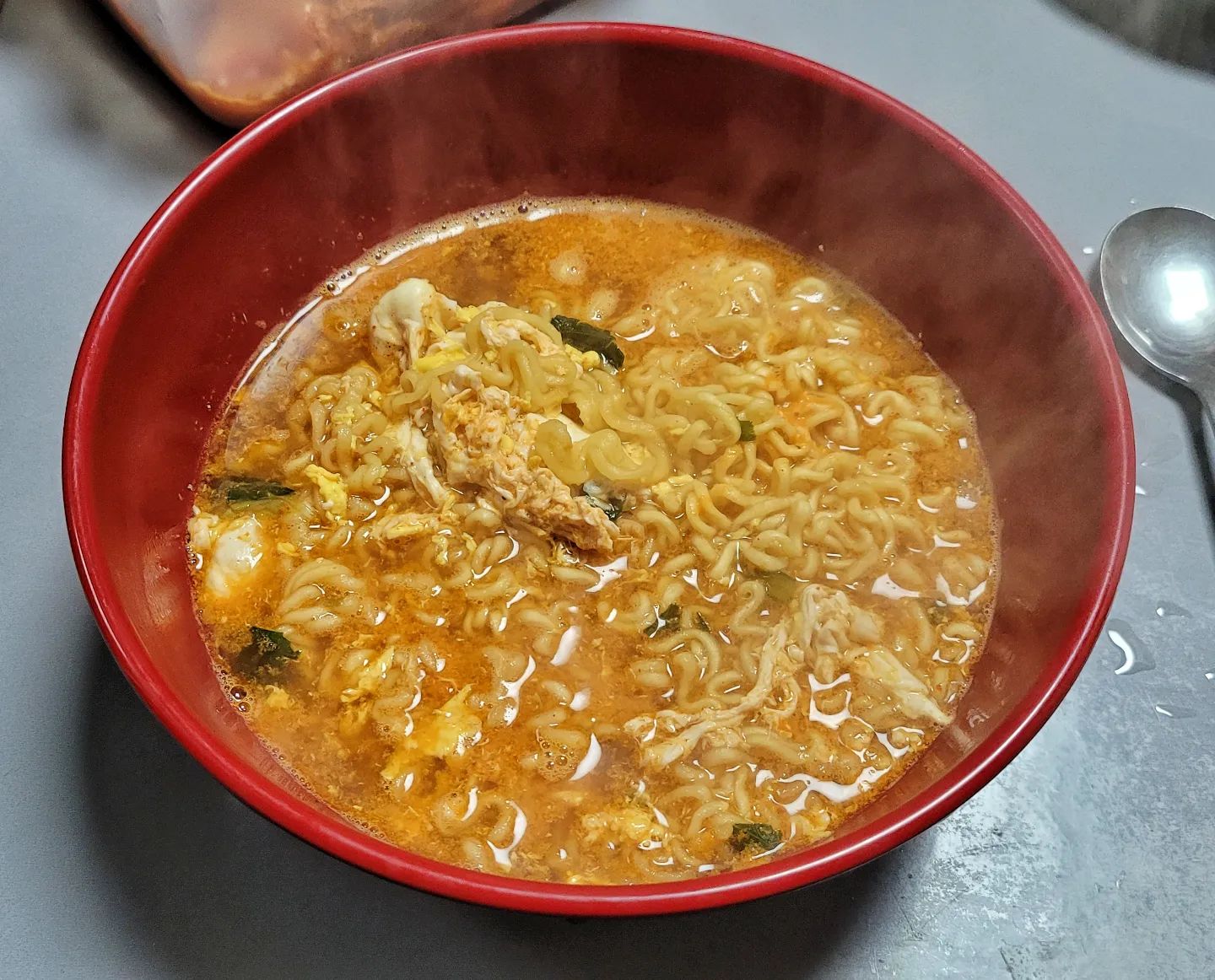 엄마가 끓여주신 라면 한그릇 🍜 
같은 라면인데도 엄마가 끓여주실 때가 맛있는거 같아요 ㅎㅎ
