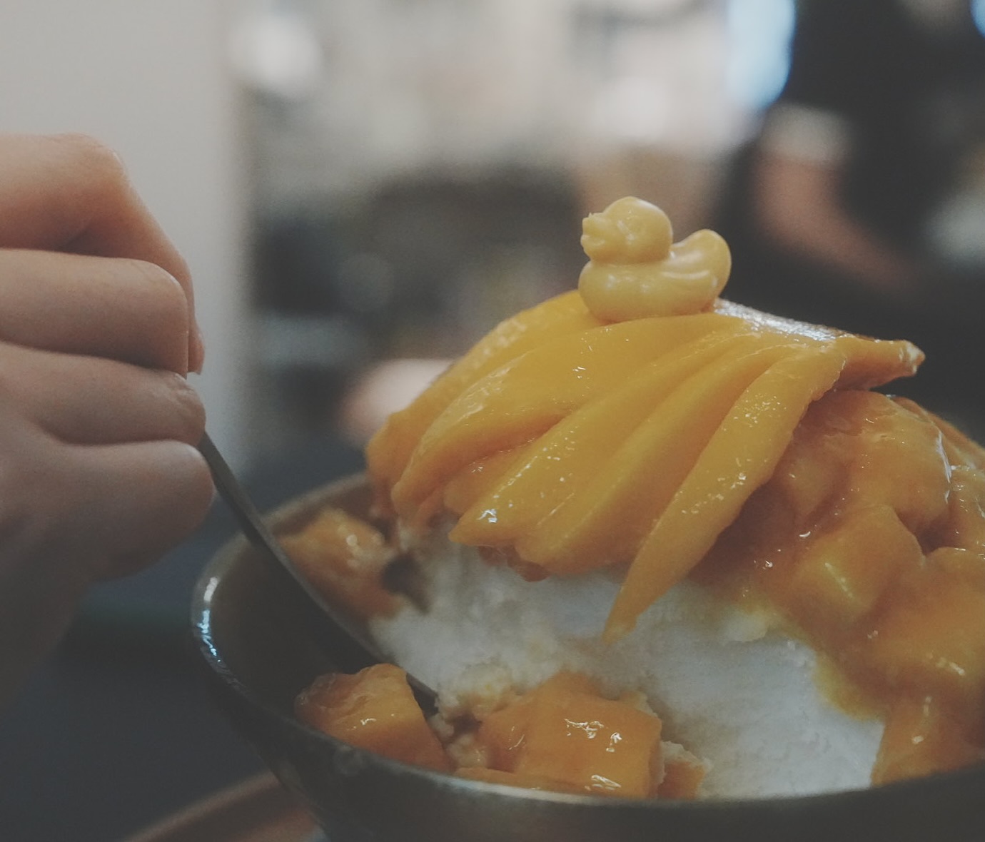 🌿 [광안리 숨달달] 🍰

오늘 방문한 숨달달, 정말 힐링 그 자체였어요! 🌸 아담한 공간이지만 아기자기한 인테리어가 너무 예쁘고, 곳곳에 초록 화분들이 놓여 있어 더 상쾌한 느낌이었어요. 인스타그램 감성으로 가득한 포토존도 많아서 사진 찍기 너무 좋았답니다. 📸

🍧 생망고 빙수: 필리핀 최상급 생망고 두 개가 통째로 들어간 빙수! 망고 자체의 달콤함과 부드러운 얼음이 어우러져 감탄이 절로 나왔어요. 팥을 넣지 않아도 충분히 맛있고, 망고 소스를 뿌려 먹으면 완벽! 여름을 달래줄 최고의 디저트였어요. 💛

🍰 당근 케이크: 시나몬과 견과류가 들어 있어 식감도 좋고, 달콤함과 향긋함이 조화롭게 어우러져 있었어요. 커피와도 찰떡궁합! ☕️

🥞 뚱와플: 동물성 생크림이라 느끼하지 않고 부드러워요. 시원하고 폭신한 와플과 함께 먹으면 진짜 최고!

숨달달은 커피, 디저트, 맥주, 하이볼까지 다양한 메뉴를 제공해서 누구나 즐길 수 있는 곳이에요. 레터링 케이크도 주문할 수 있어서 특별한 날에 딱일 것 같아요. 🎂

#광안리카페 #숨달달 #망고빙수 #광안리디저트 #광안리맛집 #카페추천 #부산카페 #인스타그램감성