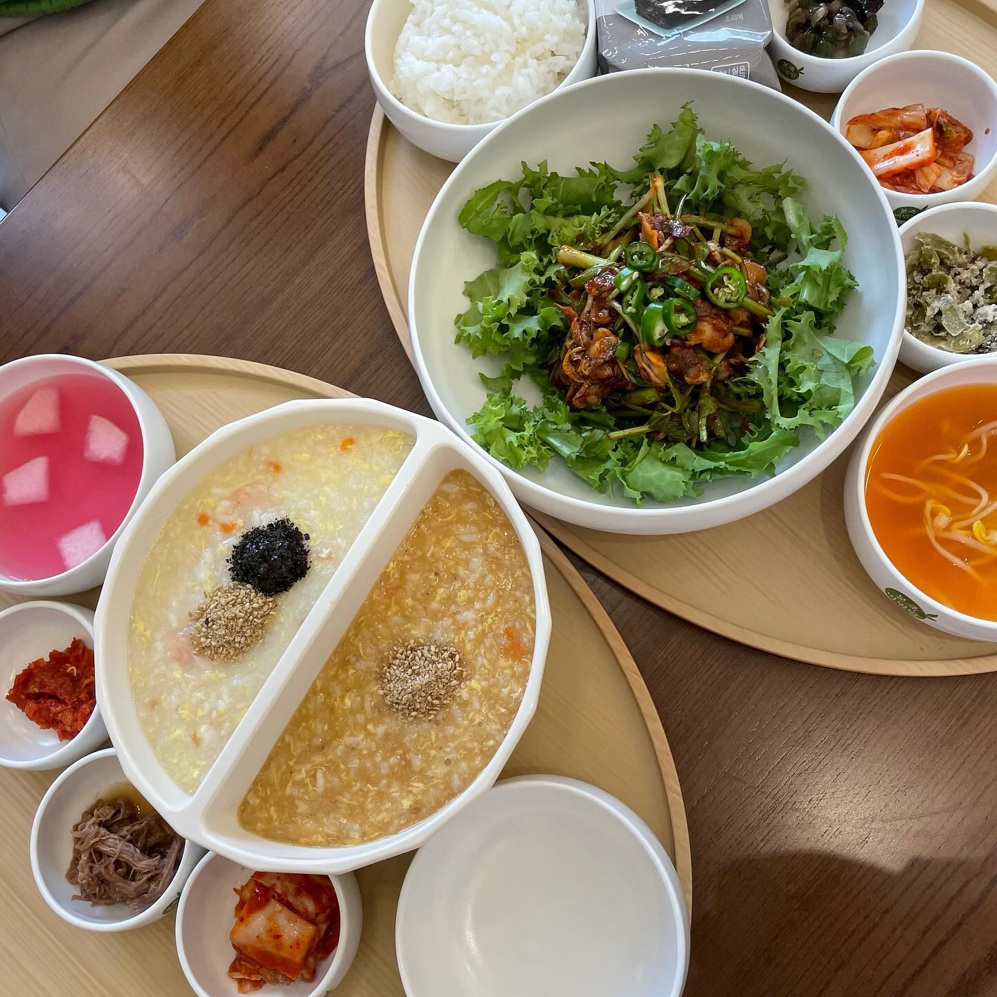#본죽&비빔밥 #본죽부산연제점 #협찬 

연산 이마트 맞은편에 위치한 본죽&비빔밥
본죽 죽맛집인줄 알았더니 비빔밥도 강추해요👍
지금껏 죽맛집인줄 알았는데 
본죽 비빔밥도 완전👏👏

🌸미나리꼬막비빔밥
봄의 끝자락에서 제철별미 미나리 꼬막비빔밥으로 
입안에 봄 가두기❤️
미나리의 향긋함과 꼬막의 식감이
입안가득 봄내음 가득😍

🌸반반쮹 참께계란&새우죽
이제 죽도 먹고싶은거 두개 고르기😆
본죽의 반반쮹으로 고민않고
두가지 고를 수 있어서 너무 좋았어요👍
새우의 탱글함이 살아있는 새우죽도 굿굿인데 
참깨와 계란으로 극강의 꼬소함을 맛볼 수 있어요!

📍 부산시 연제구 중앙대로1043번길 34, 210호
📍 포장가능, 매장식사가능

#본죽부산연제점 #본죽비빔밥부산연제점 #연산동맛집 #연산동맛집추천 #연산동밥집 #연산동점심 #부산연산동맛집 #선팔맞팔 #먹팔