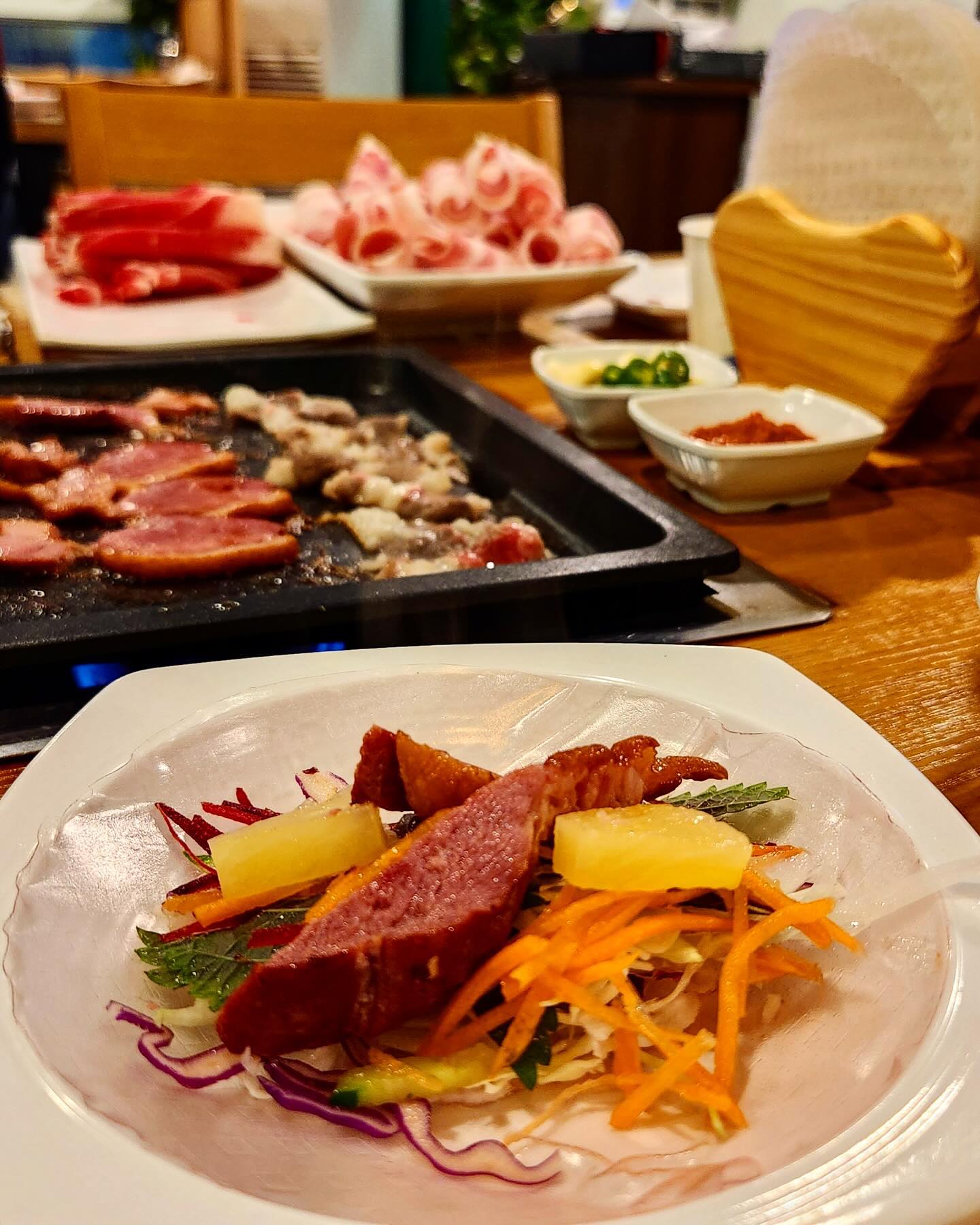 #협찬 소고기샤브샤브와 구이(차돌+우삼겹+훈제오리), 신선한야채와 맛난고기 듬뿍넣어먹는 월남쌈까지 모든걸 무한으로 즐길 수 있는 퀸즈가든! +++6천원추가시 생맥주까지 무제한+++

샤브는 순한맛,매운맛 취향것 고를 수 있구요. 신선하고 다양한 야채가 셀프바에 가득! (직원분이 수시로 채워주심🤗) 소스도 4가지 취향 껏💕 요기 흑임자땅콩소스 진짜맛있음🩷무한월남쌈 먹게되는 마법의소스! 샤브샤브먹고 죽먹구, 철판에 고기구워먹고 볶음밥까지👌 모든 게 셀프바에 있다구요🫡  방문할때마다 만족도 최상으로 맛깔나게 즐기고오는 퀸즈가든! 여러지점생겨서 더욱 최고💕

🍄퀸즈가든 양재점
🍄서울 서초구 남부순환로350길 30 2층
🍄매일 11:50- 21:50 라스트오더 20:50
🍄디너스페셜 1인32.900  생맥주무제한 6.000
🍄queensgarden_shabu

#퀸즈가든 #양재동맛집 #양재역맛집 #양재맛집 #양재역밥집 #양재역점심 #양재역술집 #양재역고기집 #양재역샤브샤브 #양재역데이트 #양재역회식 #스토리앤체험단 #스토리앤미디어