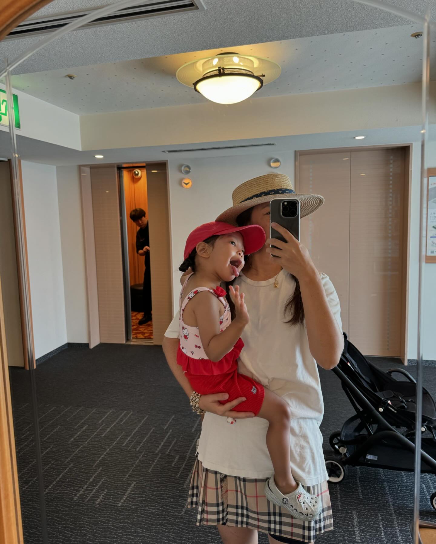 우여곡절 베프랑 둘만 여행중🤍
더 잼있는건 뭐지

딸이랑 둘이 여행하는것도
넘 신나는일

키티국이 넘 신이난 나는 매일매일이 즐겁다🤍
율이 좀만 더크면,
진짜 베프되겠는걸

밥도 잘 먹어주고
말도 잘 들어줘서 
고마워🤍

#일본여행🇯🇵
#후쿠오카여행 
#후쿠오카캐널시티