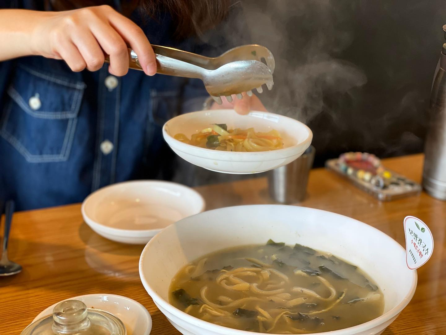 숙소사장님 맛집리스트중 하나
#성산봄죽칼국수 진짜 쫄깃했던 칼국수면!! 
죽도 나쁘지않았지만
개인적으로 칼국수가 더 맛있음
식당옆에는 사진찍기 
좋은 바다도 있어 굳!
#성산봄죽#제주도보말칼국수#제주도동쪽여행#제주도동쪽맛집#제주도성산맛집 #제주도맛집
