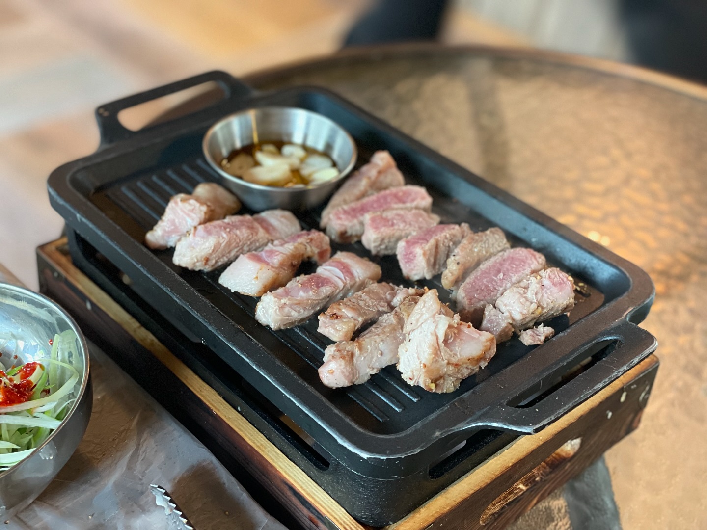 #20240623
🥩🍕🍝
#대둔산 산행후 이런 시골마을에
이런 음식점이 있는게 신기. 
#제주도 컨셉으로 옛날 기와집 느낌 건물이 특징.
음식은 단품 또는 무제한식 두가지 방법으로 고를수 있다. 
무한리필로 시켜보았고 무한리필 주문을하면
돼지 목살스테이크가 나오는데 퀄리티는 그냥 보통. 
무한리필은 1인 25,800 
무한리필은 고기,피자,파스타 무제한제공
음료값은 따로. 

단점은 초에 불을 붙여 판을 달궈주는 그 일본 돈가스집 그런 방식인데... 이거 고기가 너무 안익어서 너무 불편하다...
일부러 그런건지...

음식들은 대부분 다 보통의 퀄리티.
아주 좋지도 나쁘지도 않음.
피자 파스타 고기 다 먹었는데 배는 많이 부르다 
이색적인 느낌으로 즐기기엔 좋으나
퀄리티 보고 가는 느낌은 아닌 시골의 이색식당 :)

그리고 길고양이가 안쪽 마당에 매우 많았다. 
새끼까지 낳아서 엄청 대가족이 몇집 살고 있는듯한 느낌 ㅎ 

#애월담 #대둔산맛집 #목살스테이크맛집 #무한리필맛집 #금산맛집 #브런치맛집 #브런치카페 #하주맛집 #하주먹방 #먹방하주 #먹방 #맛집 #맛집투어 #등산맛집