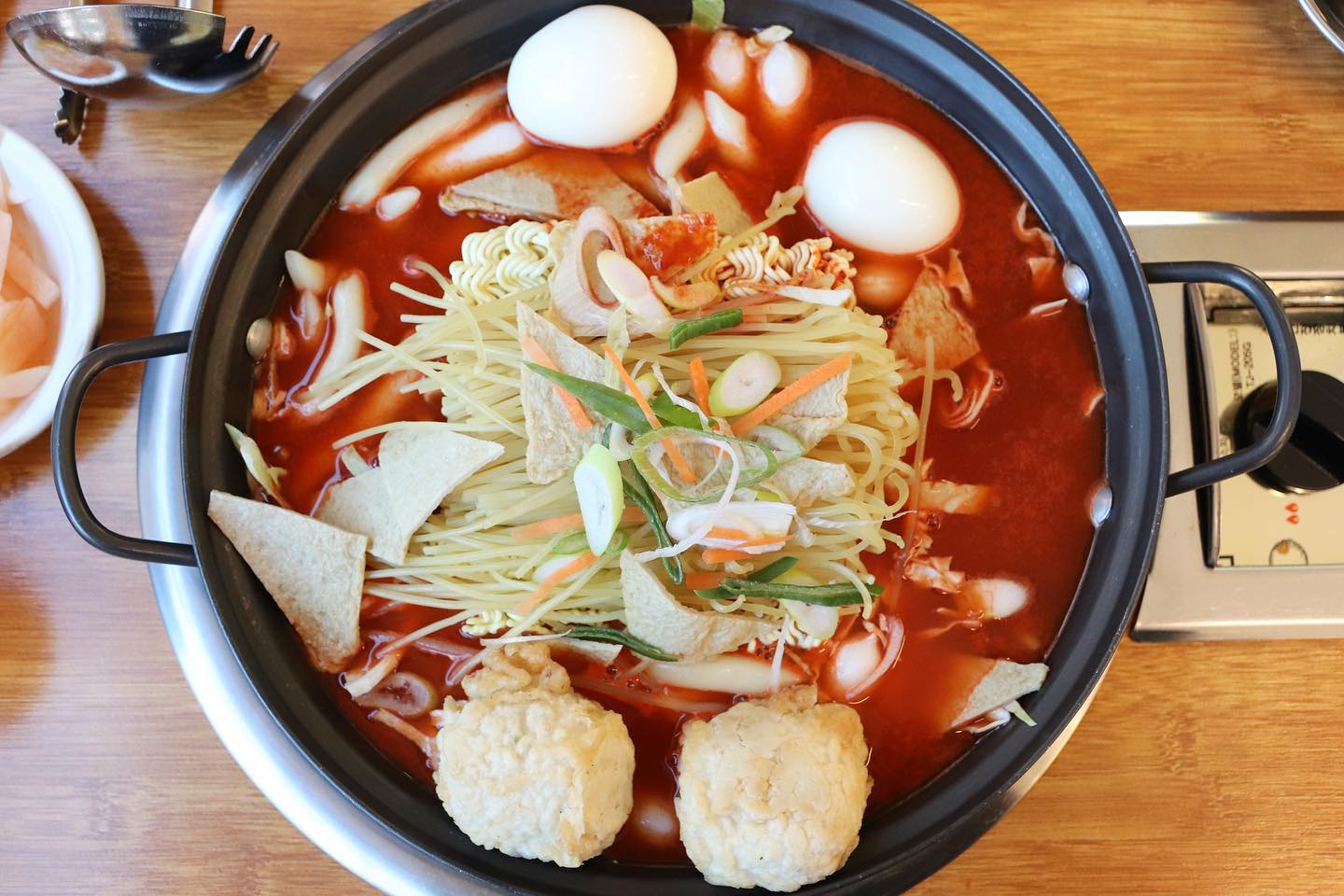 🤭
오랜만에 먹은 즉석 떡볶이

📍맵기 조절도 가능
📍원하는 재료 추가추가 OK
📍크리스마스 캐롤 들으면서 먹으니 분위기 굿

종종 엄마네 놀러오면 들려야지 ㅋㅋ

#방화동즉석떡볶이 #희영이네 #즉석떡볶이맛집