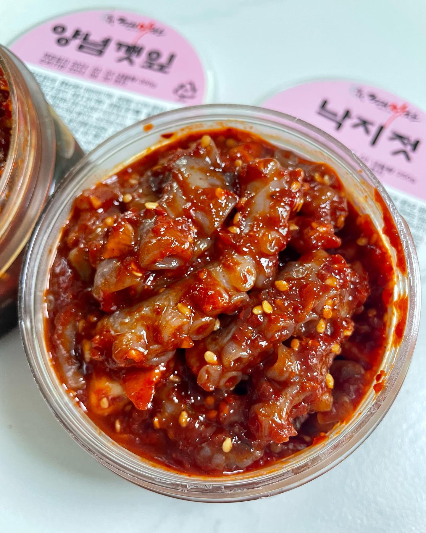집반찬으로 딱 좋은 3대맛찬의
양념깻잎과 낙지젓갈💛

요 반찬들만 있다면 다른 반찬은 필요 없쥬🙌🏻 
밥만 있으면 준비 완료❗️

낙지젓갈은 실하고 통통한 낙지가 가득 들어있어 한입에 
탱글탱글한 식감 가득 느낄 수 있어요🔥

양념깻잎은 얇은 깻잎으로 만들어 전혀 질기지 않고 
엄청 부드러워요😀
감칠맛 나는 양념맛에 향긋한 깻잎 향까지 조화가 대박✨

양념깻잎이랑 낙지젓갈로 밥 한공기 금방 뚝딱 해치웠어요👍🏻

3대맛찬 반찬들은 분기별 식품 유형별 자가품질성적검사 
이행으로 안전한 먹거리니깐 믿고 먹어요💛

#협찬 #3대맛찬 #집반찬 #도시락반찬 #밑반찬 #가정식반찬 #반찬추천 #깻잎무침 #밥반찬 #밑반찬추천 #밥반찬추천 #낙지젓갈 #낙지젓 #비빔낙지젓 #반찬