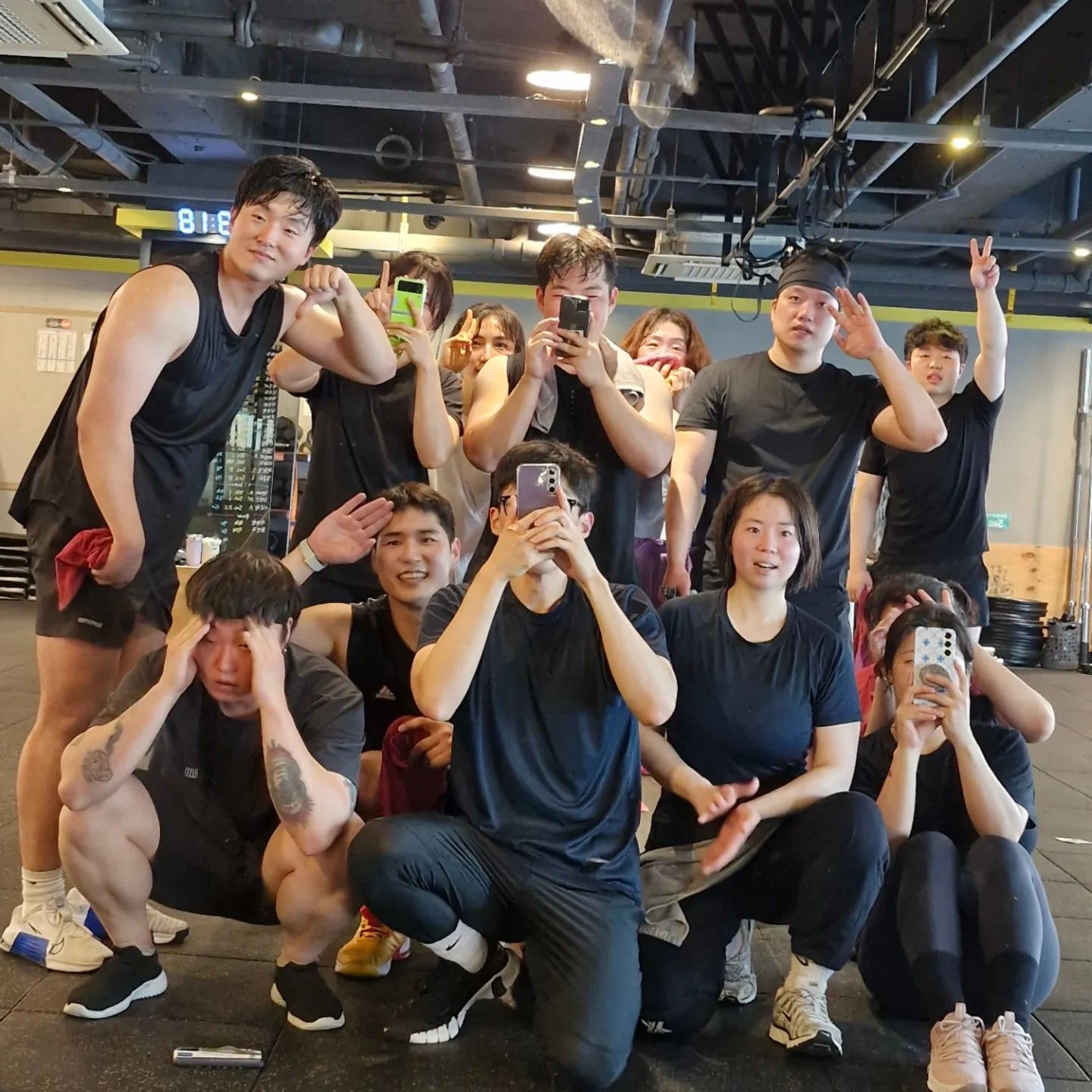 #주말운동 #오운완 #운동일기 #운동기록 

이번주는 토요일에 계양점 대장님이신 주영코치님께 가르침을 하사받으러 다녀오고 오후에는 열공 📚 📖  오늘도 열공하던 와중 동완님이 댓글 선착순에 밀려 운동 못했다길래 특별히 "지난달 체지방 6.6kg 감량" 그리고 "10C 달성" 기념 번개운동을 열어드렸다 🌩 동완님 꼭 멱살이벤트 성공하고 담달에는 체지방 20kg 감량 가보자구!! 🔥 칭찬스티커 자기는 왜 안주냐며 내놓으라고 협박하는 테러리스트 회원들은 윤경 코치님께 명단으로 적어서 이를겁니다 🥲 권선징악!!

#고강도다이어트짐 #고다짐 #고다짐삼산점 #다이어트