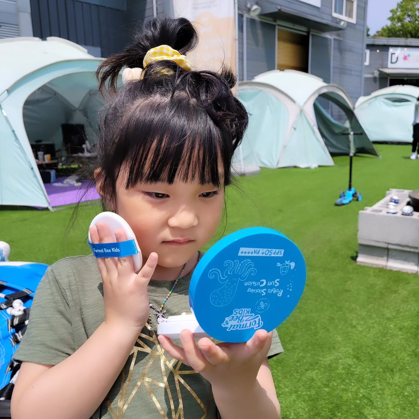 #협찬 formalbee_kids 
#포멀비키즈 #포멀비키즈선케어
여름필수템 준비완료!!🥰
시카 콤플렉스와 프로폴리스가 함유 된
순한 보습 진정 선크림 포멀비키즈💗
백탁없이 촉촉하게 발리고 
마무리는 뽀송한 수딩선크림👌
휴대하기 편한 사이즈에 
간편하게 쓸 수 있는 수딩선스틱😍
대왕사이즈로 얼굴과 몸 전체에 
골고루 쉽게 바를수 있는 수딩선쿠션
강한 자외선으로 부터 
우리아이 여린 피부를 보호해줘~💕
.
.
.
#08L #키즈선케어 #일상 #먹방 #신상품나왔을땐 #kidssuncushion #kidssuncare #키즈선스틱 #키즈선크림 #키즈선쿠션 #저자극선크림 #kidssunstick #패션 #어린이선크림 #여행 #kidssuncream #뷰티 #사진 #육아맘맞팔 #육아맘소통 #맞팔환영