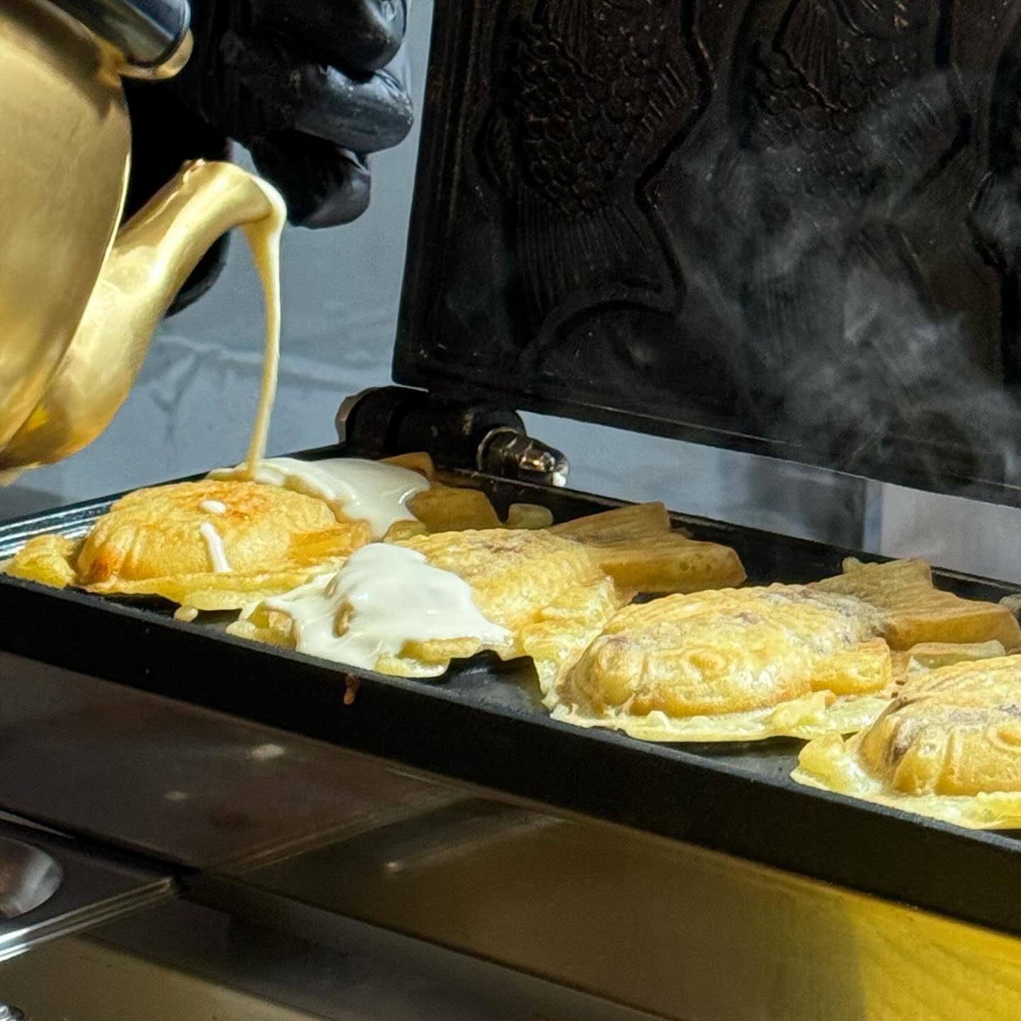 용현동 인하대 붕어빵 잉어빵🔥
겨울 간식 무조건 시즌에 먹어줘야죠!
나름 인천 용현동 붕세권이라고 생각했는데
이날 세군데에서 까여서 버스타고 인하대까지 갔어요
커피팩토리 카페랑 같이 운영하신다고 해요!🫶🏻
단팥, 슈, 피자, 초코 네가지 맛이라 골고루 샀고요
초코 빼고 나머지는 다 맛있게 먹었어요❤️
가격도 비싼편은 아닌 것 같고요
뜨거울 때 바로 꺼내 먹었는데
바삭함이 좀 적어서 집에서 에프 돌리니까
역시 에프빨 겉바속촉👍🏻 에어프라이어가 찐이네

👉🏻팥or슈 3마리 2,000원
👉🏻팥or슈 9+1마리 6,000원
👉🏻초코 1마리 1,000원
👉🏻피자 1마리 1,500원

#용현동잉어빵#잉어빵#붕어빵#용현동붕어빵#인하대붕어빵#인하대잉어빵#붕세권#용현동붕세권#커피팩토리#행복한잉어빵#먹팔#먹스타그램#맞팔#간식#겨울간식
