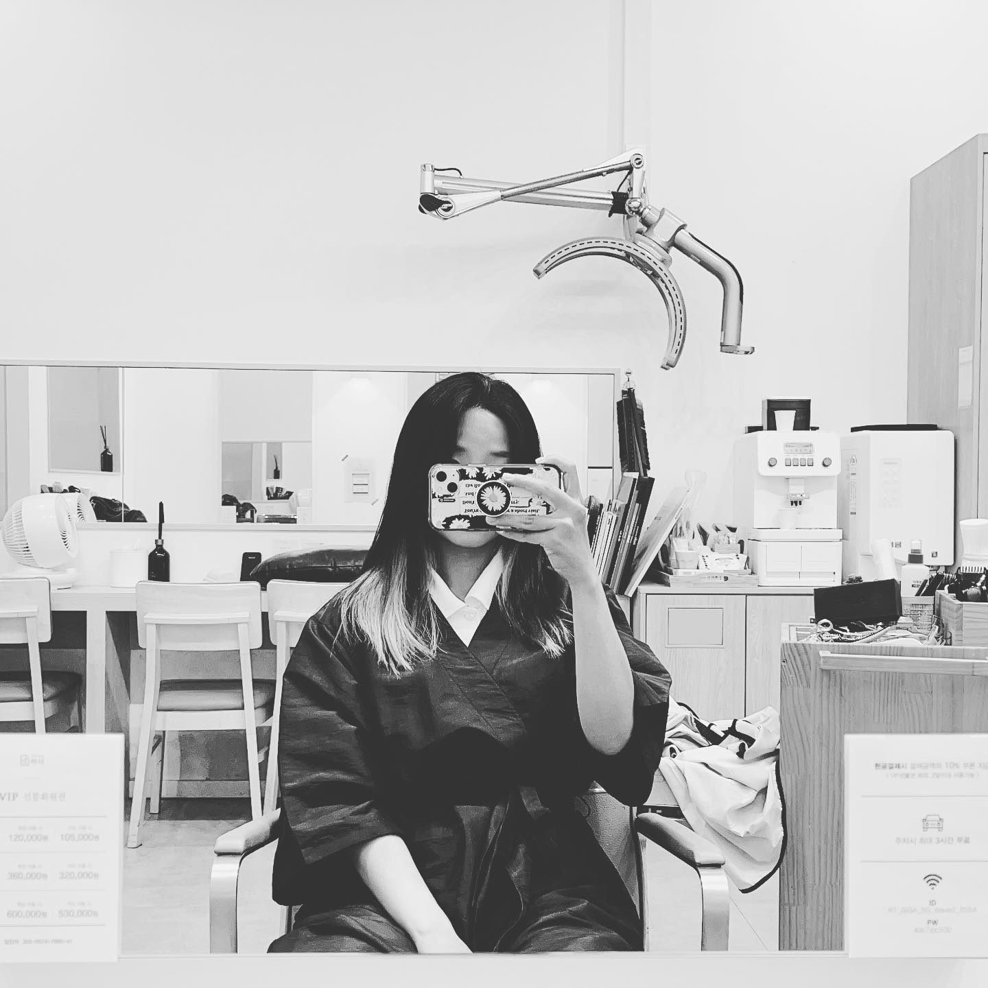 #헤어살롱하다 inhye_94 

친구 결혼식 가기엔 아래 머리가 너무노랑노랑이라
퇴근하고 늦게 방문한 진상..

에프터 사진 왜 안찍었지…; 없는데

#미용실 #염색 #미용실진상 #영업종료 #나도파마하고싶어
