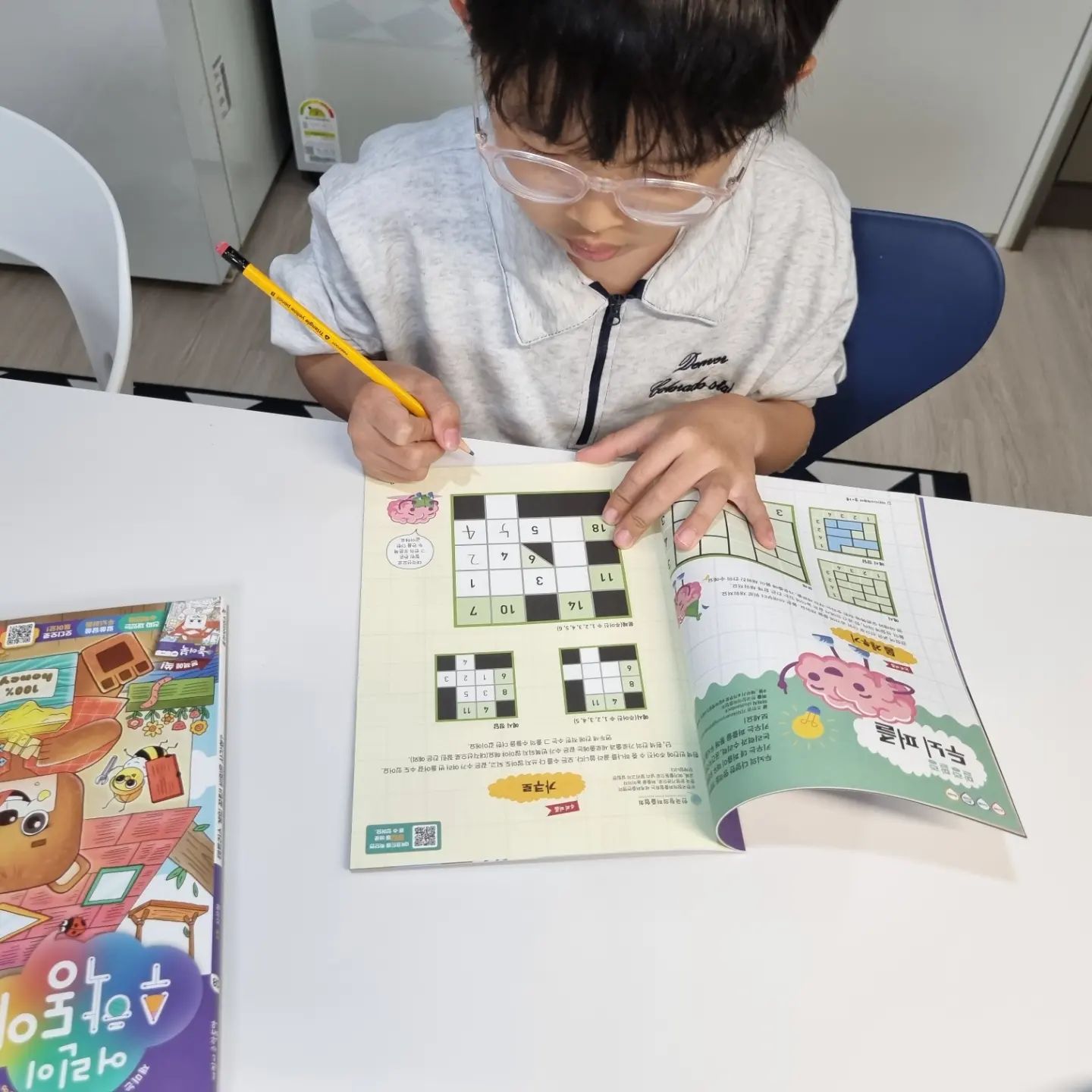 #협찬

어디서든 스스럼 없이 꺼내드는 책 📚 
만화책 이후로 어린이수학동아가 거의 유일할것.
초2중에 자기가 수학 제일 잘하는줄 아는 자신감 더더 업 시켜주고있는 어수동~
책 읽기, 수학공부 싫어하는 아이들 이라면 어수동 한번 슬~쩍 옆에 들이밀어보세요😆

#어린이수학동아 #어수동 #일상속수학 #초등수학책