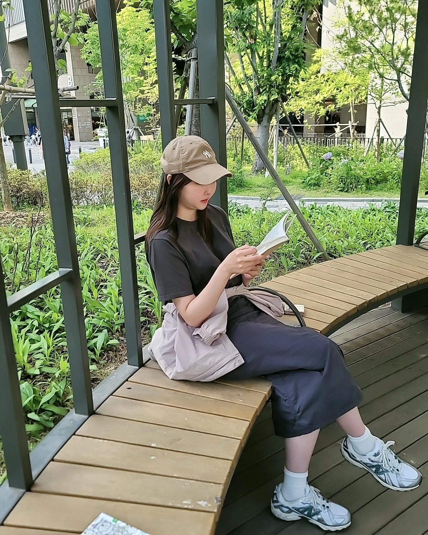 간만에 읽고 싶은 책 생겨서 #도서관
날도 좋고 바람 살랑살랑

오빠랑 앉아서 책읽는 시간
마음속 평온함에 감사🙏🏻
#연금술사