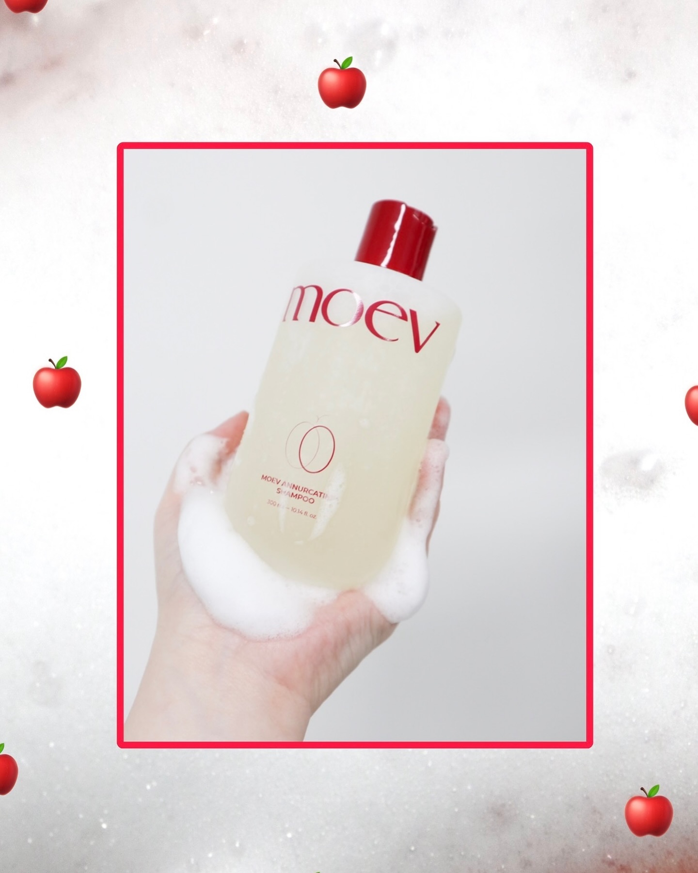 #제품제공 #한예슬샴푸
♥️🍎모에브 아누카틴 샴푸🍎♥️
 
💟300ml
_________________________________________
 #모에브 #아누카틴 #사과샴푸 #탈모샴푸 #두피관리 
더운 여름, 땀 많이 흘리고 두피 열손상 등 더더욱 관리에
신경써줘야하는 요즘 날씨에 딱 쓰기 좋은 일명 ‘한예슬
샴푸’ 모에브에 아누카틴 샴푸 가지고 왔습니당!
-
🫧모에브 독자성분 아누카틴™  20,000ppm함유!
아누카사과에 비오틴 그리고 22가지 아미노산을 최적의
비율로 배합해 모근의 힘을 강화시켜 탈모 완화에 도움을
주는 모에브만의 독자 성분입니다!

🫧기름❌ 윤기나는 엔젤링과 부드러운 사용감
22가지 아미노산을 함유하여 모발 윤기 120% 개선!
모발 영양 및 모발 강화를 돕고 뻣뻣함 없이 부드럽게
케어가 가능한 탈모샴푸!

🫧두피 상태 개선&뿌리 볼륨 개선
특허성분 VOLUME PLUS 함유로 모발 볼륨 및 두피
상태 개선을 도와 모발의 결합력을 높이고 모발의
지지대인 모근 강화에 힘을 길러줍니다!

🫧두피 유분량 개선&가려움 잡는 두피 관리 샴푸
▫️사용 후 모발 뿌리 볼륨 109% 개선
▫️모발 윤기 120% 개선

🫧순한 성분 조합으로 임산부도 안심 사용!
식물 유래 계면활성제로 안전한 성분 함유하였으며 
20가지 유해성분을 넣지 않았고 두피 본연의 건강을
유지하는 미산성 PH 밸런싱 샴푸로 순하게 사용이
가능합니다!

🫧시그니처 아누카틴 사과향에 풍성한 거품!
모에브만의 시그니처 아누카틴 사과향으로 감각적이고
고급스러운 느낌을 주며 소량 사용으로도 풍성한 거품으로
부드럽지만 두피 노폐물은 완벽하게 세정하여 줍니다!
-
🤍총평🤍
저는 머리결이 곱지 못하지만...트리트먼트는 사고도
잘 안하는 게으름쟁이인데요! 그래서 너무 건조한 샴푸는
또 못쓰겠더라구요! 늘 그렇듯 단독으로 사용했는데
일단 풍성한 거품에 1차 만족, 머리를 감는데 상쾌한 사과향
이 나서 개운해지는 기분에 2차 만족, 샴푸는 사용하고
뻣뻣한지 촉촉한지는 헹궈내면서 바로 알거든요!
요 샴푸도 바로 느껴지더라구요! 헹궈지면서 부드럽게
손으로 빗어지는 그 느낌! 근데 이렇게 부드러우면
그만큼 머리 기름짐이 빨리 찾아오는 경우가 대부분인데
두피에 쓸데없는 노폐물을 깨끗하게 잘 씻겨주니까 그런지
꽤나 만족스러웠습니다! 
저는 미온수로만 감아봤는데 공홈보니까 마지막에
두피모공 관리를 위해 마지막에 찬물에 헹궈내라고 하더라구요!
이 부분도 생각해본적 없이 그냥 늘 후루룩 감아냈던 거
같아 내일부터 사정없이 마지막엔 두피 냉수마찰 들어가
보려 합니다! 모에브 아누카틴사과 샴푸로 지금 있는 머리
카락 한가닥 한가닥 소중히 지켜보려구요!!!
아! 그리고 이 샴푸 입구가 똑딱똑딱 열었다가 닫았다가 할
수 있어서 휴대성 최고! 운동 러버님들 용량도 딱 가지고
다니기 좋으니 꼭 사용해보세요!🍎
-
#MOEV #아누카틴탈모샴푸 #파룸체험단