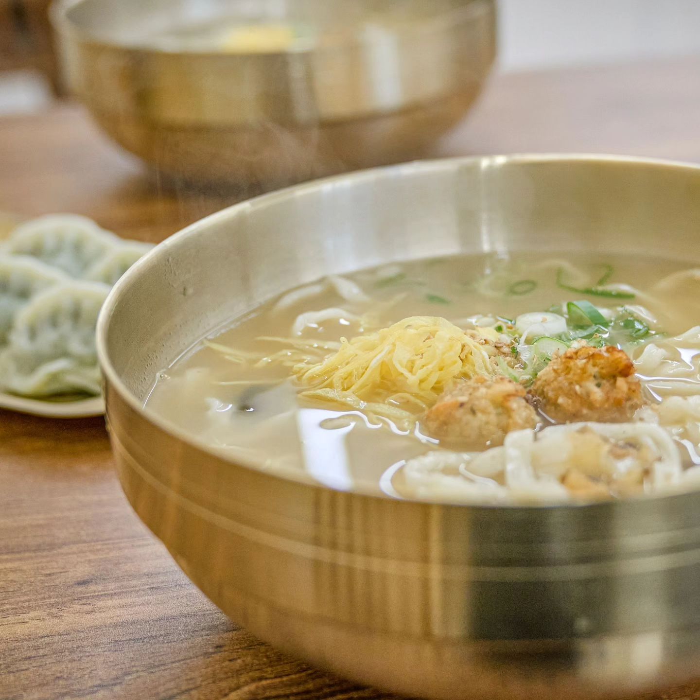 .

요즘 핫한 고현맛집 🍜합자칼국수
진한 육수맛이 좋은 칼국수에 통통 속이 꽉 찬
맛난 만두까지 배불리 먹고 왔다😁😁

칼국수 위에 올려진 황태튀김 넘모 마싯!!
겉절이도 마쉬써서 칼국수랑 조합이 BEST❤️

요기 다녀온 언니가 비빔칼국수랑 수육도 맛있었다던데
담엔 비빔 쁠라스 수육 먹오야징 냠냠😋

합자칼국수 hapja_geoje
🍜거제중앙로15길 38
🍜0507-1357-2032
🍜11:00-15:20 (라스트오더15시)
❌️매주 화요일 휴무

#거제도맛집 #거제맛집 #거제시청맛집 #거제도여행 #거제도 #고현맛집 #고현 #칼국수맛집 #포로수용소맛집
