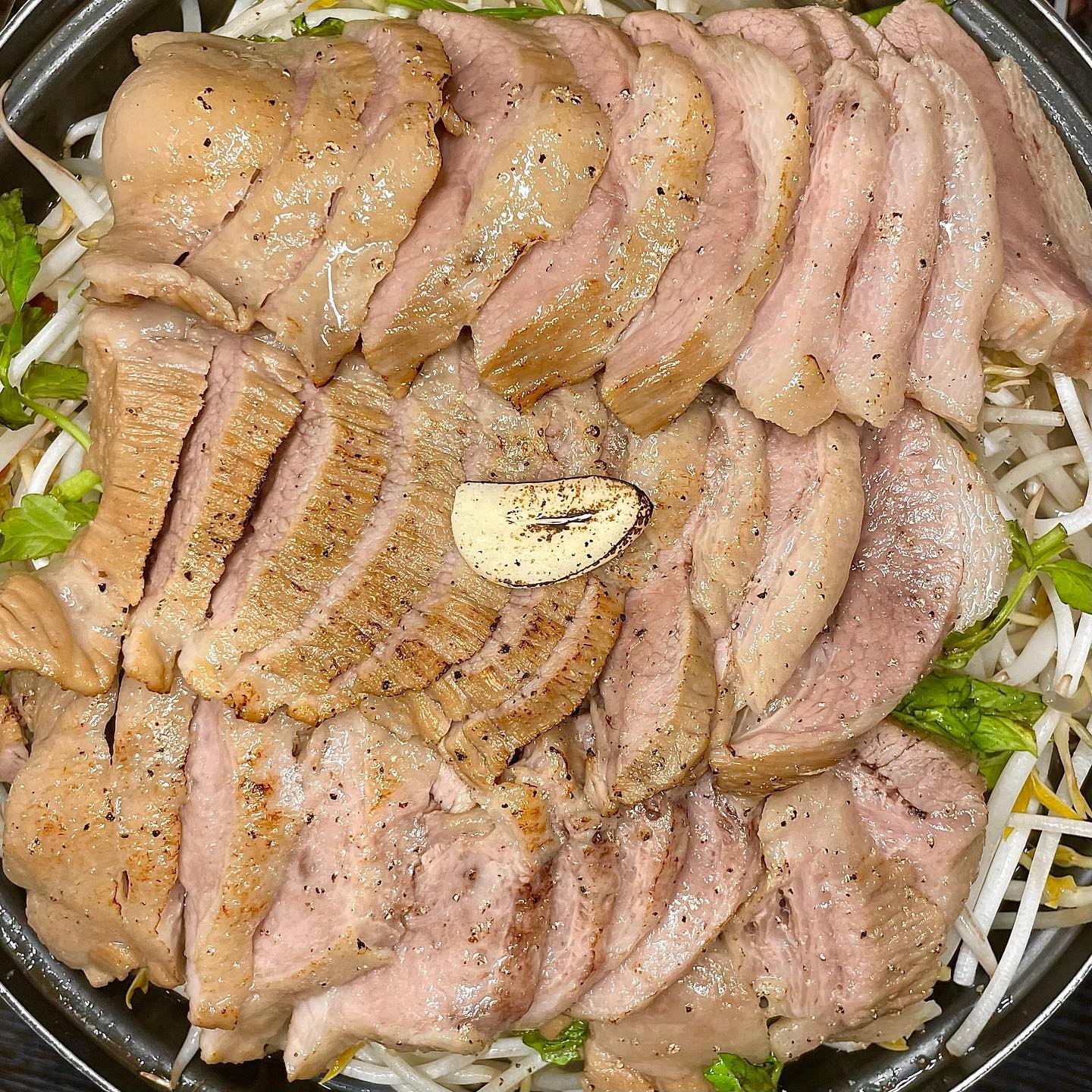 오픈런 필수인 수육맛집‼️

율전동 #봉수육

지인~짜 유명해서 수원사람이라면 모를 수가 없는 수육나베집
5시 이후로 간다? 웨이팅 무적권입니다🥵

맛집답게 메뉴는 간단명료! 
수육나베는 수육이 1인분만 올라가지만,
그냥 수육을 2인분 이상 주문하면 나베로 제공된다는 점 참고😉

야들야들한 가브리살 수육은 기름기가 담백고소하니 명이나물이랑 먹어도 겉절이랑 먹어도 최고체고🫶🫶
나베에는 미나리, 숙주, 버섯, 당면 등이 가득 들어가 국물맛이 기가막혀버림🥹
라면사리는 공짜니까 꼭 추가해서 2차전 고고🔥🔥
속이 고기로 꽉차있는 고추말이까지 먹어주면 갓벼카다...👍

🤍봉수육
🤍경기 수원시 장안구 율전로108번길 11 1층
🤍수육(1인분) 14000원
고추말이(반) 6000원

#뿡앤꺽_수원 #뿡앤꺽_율전