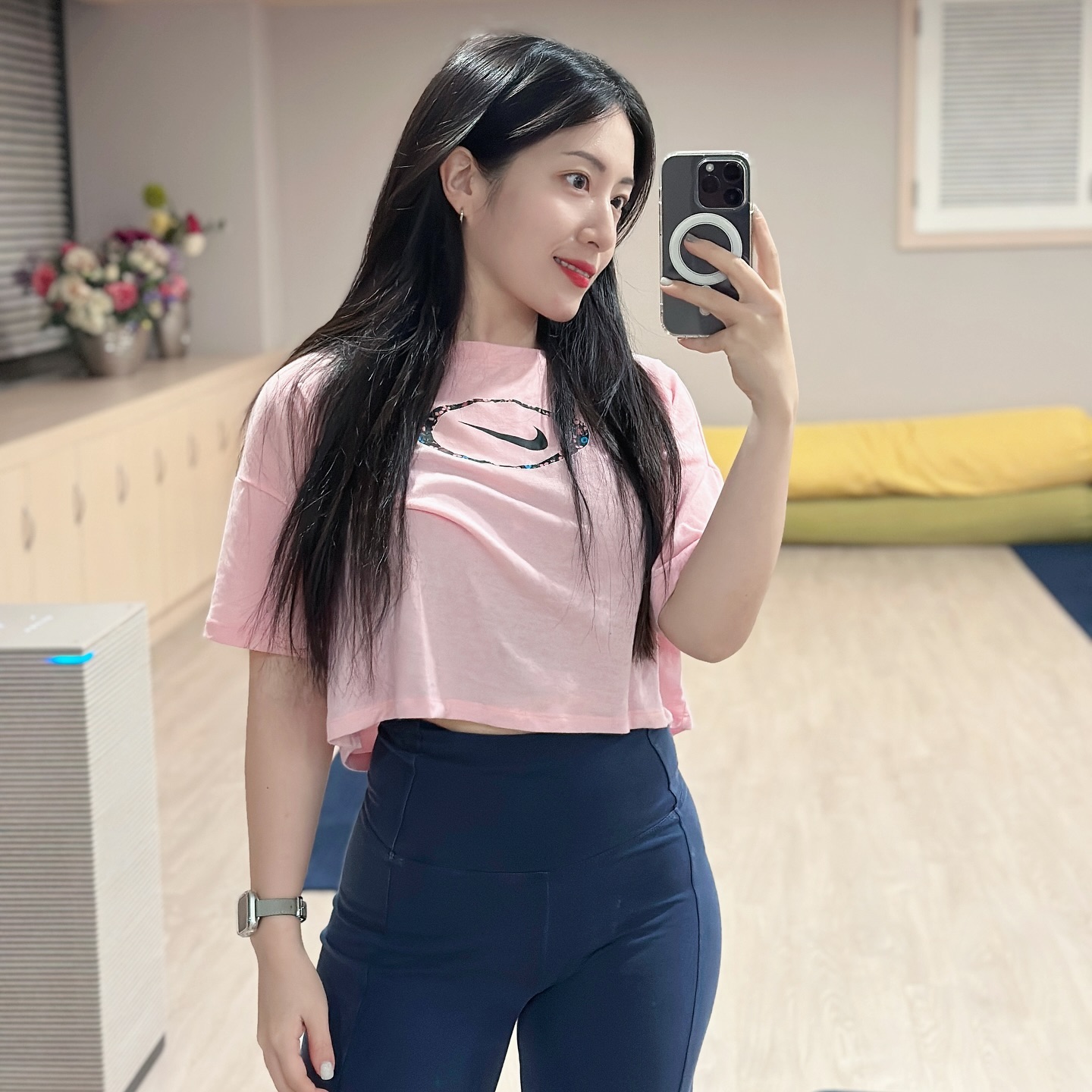 뜻밖의 교통사고 후 딱 일주일 경과 🥹

다들 내가 어디가서 긁거나 박음 박았지
받혀올거라고는 상상도 못했을텐데 ... 😥 (나역시.. 🫨)

세게 박지도 않았는데도 이렇게 아프다는게 놀랍고
우리 애기 같이 안타고 있어서 천만다행이다 싶고 ..
운동 너무 하러 가고 싶고 .. 🥹🥹🥹 

내가 그동안 얼마나 열심히 운동하고 관리했는데 ..
내 소중한 일상을 망가뜨려놓은게 너무 화난댜 .. 😡