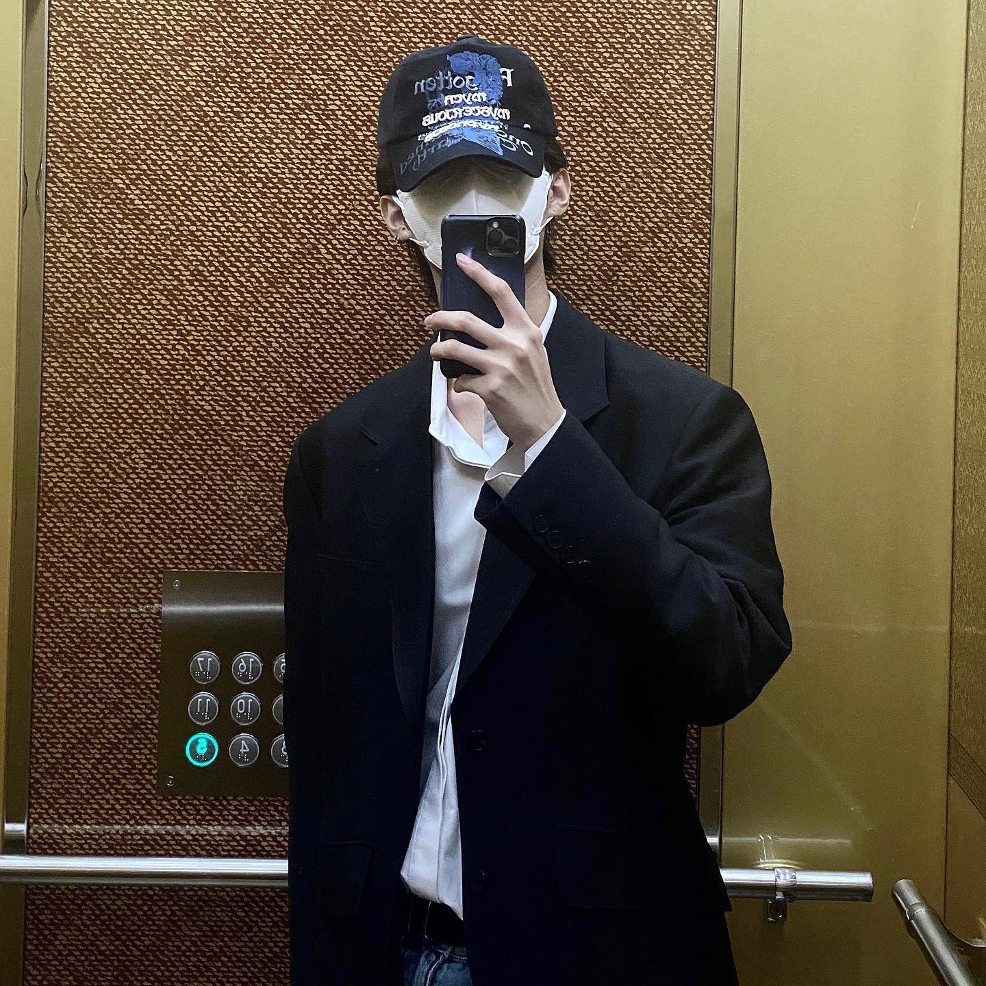 일 끝나구 집에 가면 이렇게 녹초
볼캡 색감 이쁘죠 근데 저한텐 조금 커서 그런지 앞이 안보ㅇ…ㅣㅁ
