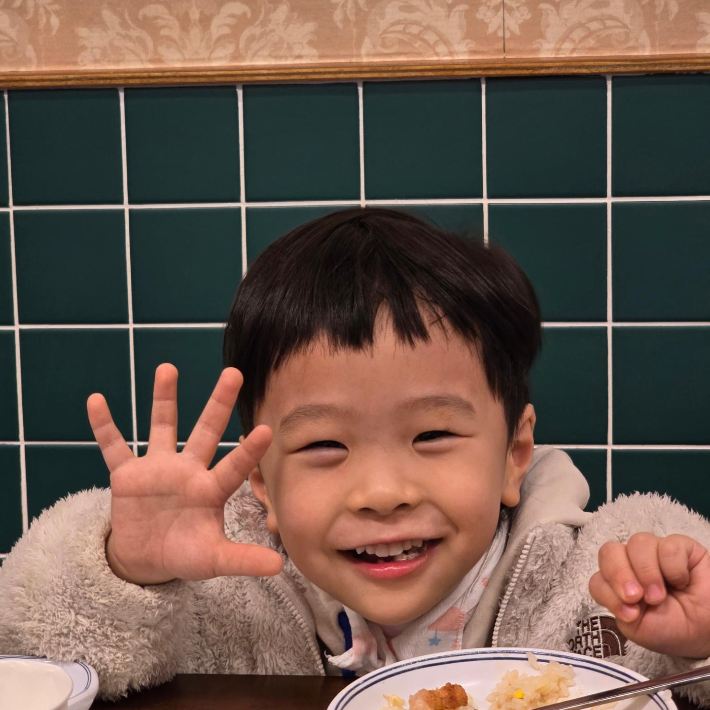 오늘자 근접샷

귀여워죽겄네