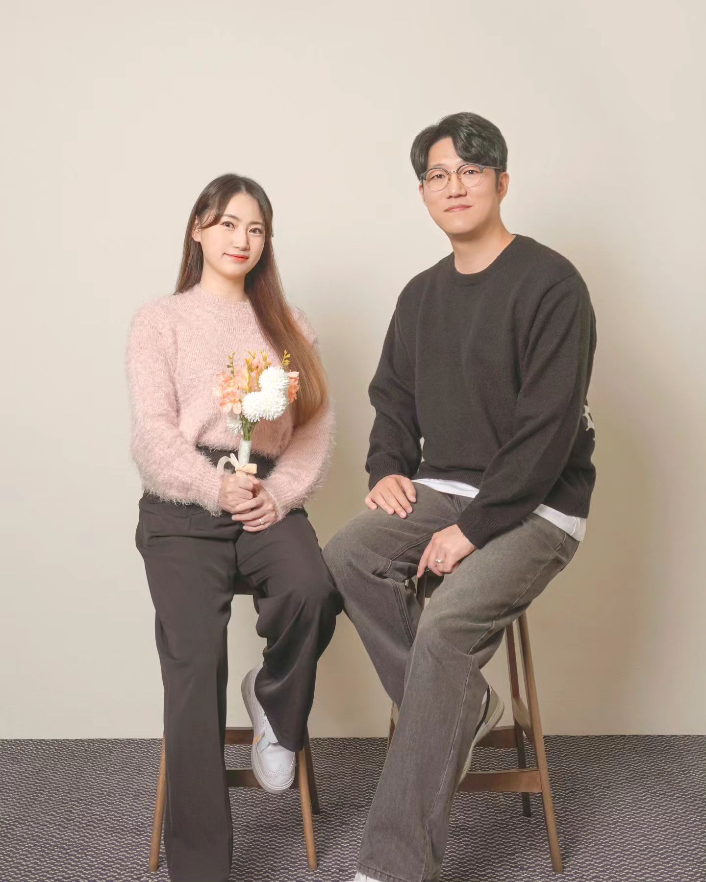 요즘 컨디션이 계속 안좋았는데,
결혼기념일이라고 오랜만에 데이뚜 :) 

연애 3년, 결혼 5주년
어느덧 함께 한지 8년이 되었다 

연애 할때는 한시도 떨어져 있기 싫어서
빨리 같이 살고 싶었던것 같은데,
결혼 5주년쯤 되니 '따로 또 같이'의 소중함을 알게된다
각자만의 시간도 같이 함께하는 시간도 소중하다 

앞으로도 '따로 또 같이'
깐부같이, 맛집 동호회 회원같이, 전우같이, 같이산지 30년쯤은 된 중년부부같이, 쉐어하우스 룸메같이, 세상에 둘도 없는 연인 같이 그렇게 살자 

사랑해🩷🩵 

#181020
#결혼5주년
#셀프사진관
#원주달록사진관