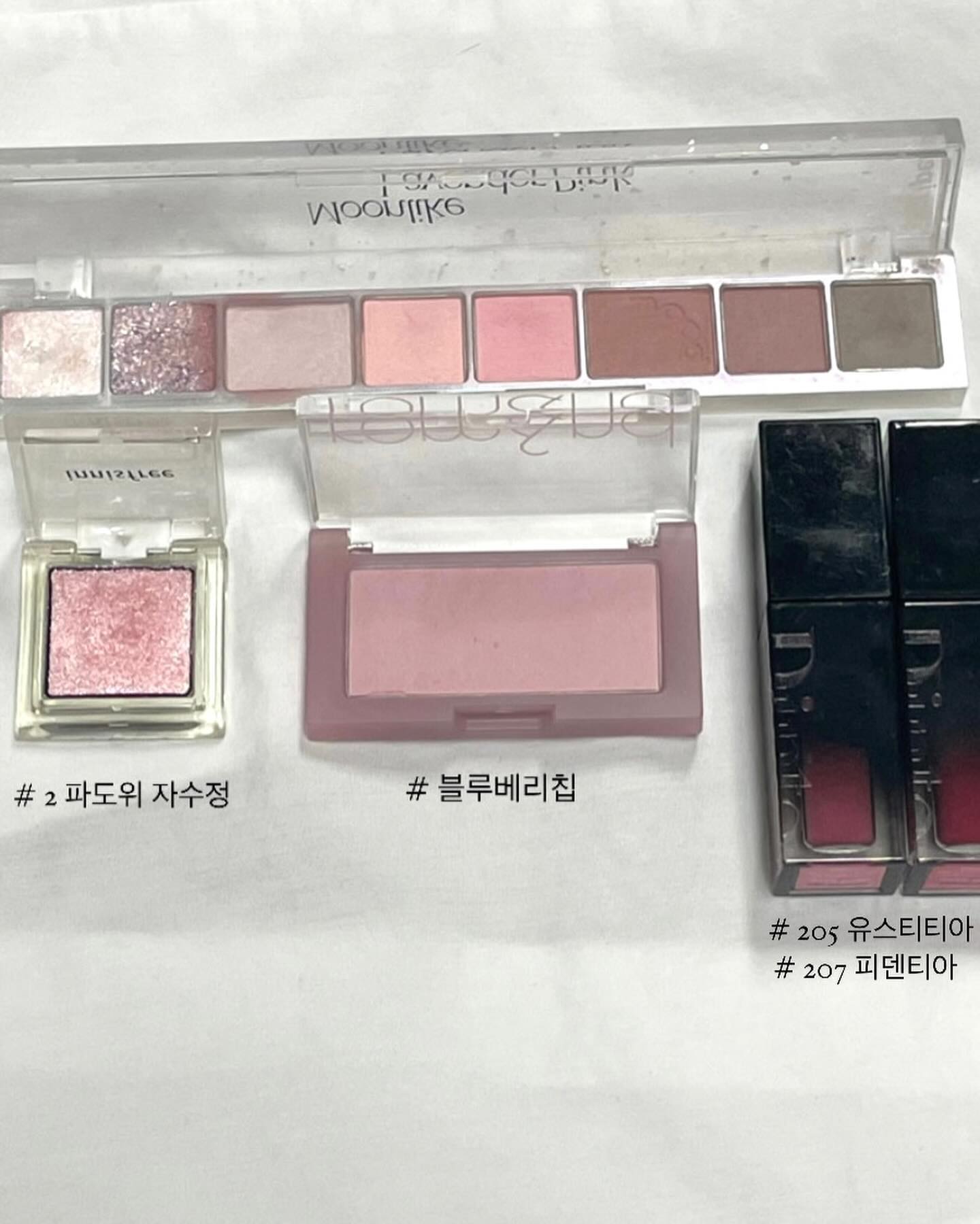 💌 여쿨 라이트 메이크업 💌

이번에 제가 평소에 하는 메이크업 방법을 가져왔는데요! 그리고 전부터 잘 쓰던 펄 섀도우도 소개시켜 드리려고 합니다 :) 

너무 부담없이 데일리로 할 수 있고, 오늘은 좀 밝으면서 맑은 메이크업을 하고싶은 분들께 추천드리는 방법입니다! 
 특히 peripera_official 아이 팔레트는 활용도가 굉장히 높아 두루두루 잘 사용하실 수 있어요! 
 innisfreeofficial 아이 섀도우 같은 경우에도 꽤 여러개를 가지고 있는데 그 중에 파도위 자수성 이라는 컬러는 그린 펄이 오묘하게 보여서 너무 추천드리는 펄 중 하나에요! 핑크랑 그린이 원래 이렇게 잘 어울어졌나? 라는 생각도 들게 해주는 제품 입니다 :) 
 dinto_cosmetic 틴트는 올 초겨울 부터 잘 사용했는데 일단 달달한 복숭아 향이 너무 좋아서 사용할 때마다 기분도 좋아지는 제품이에요! 청순한 느낌을 내고 싶을 땐 유스티티아 
컬러만 사용하셔도 좋고 좀 더 포인트를 주고 싶다 하실 땐 유스티티아 + 피덴티아를 섞어 사용하시는 걸 추천드려요! 

 맑고 청순한 느낌을 끌어낸 메이크업입니다! 다들 예쁜 메이크업 하세요 :) 🫶🏻✨🫧

#여쿨라 #여쿨 #메이크업 #데일리메이크업 #청순메이크업 #아이팔레트 #아이섀도우 #틴트추천 #메이크업추천 #메이크업추천템