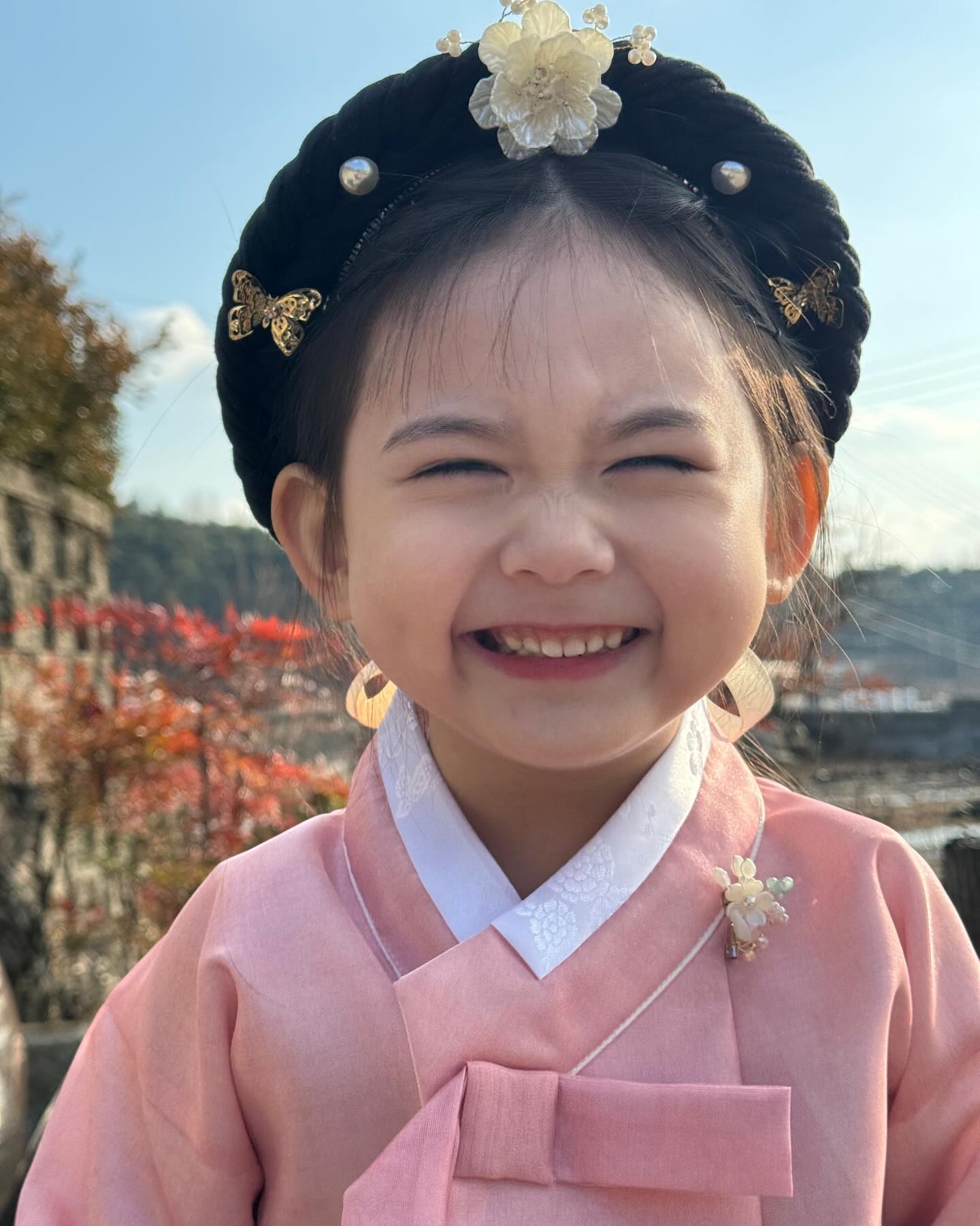 더 늦기전에 가채 머리띠 착용 완료♥️

항상 지아 더 크기전에 가채머리하고 꼭 사진 찍어주고 싶었는데
이번 설에 완료했어요

머리띠 모양으로 쓰기도 간편하고 가채를 쓴 상태에서도
지아가 편하게 잘 움직이는걸 보니 착용감도 합격♥️

다른 예쁜 머리핀들도 많으니 구경가보세요
our.autumn___ 

우리 인친님들 새해 복 많이 받으세요😉♥️ 

#키즈모델#설날#가채#가채머리띠#아워어텀